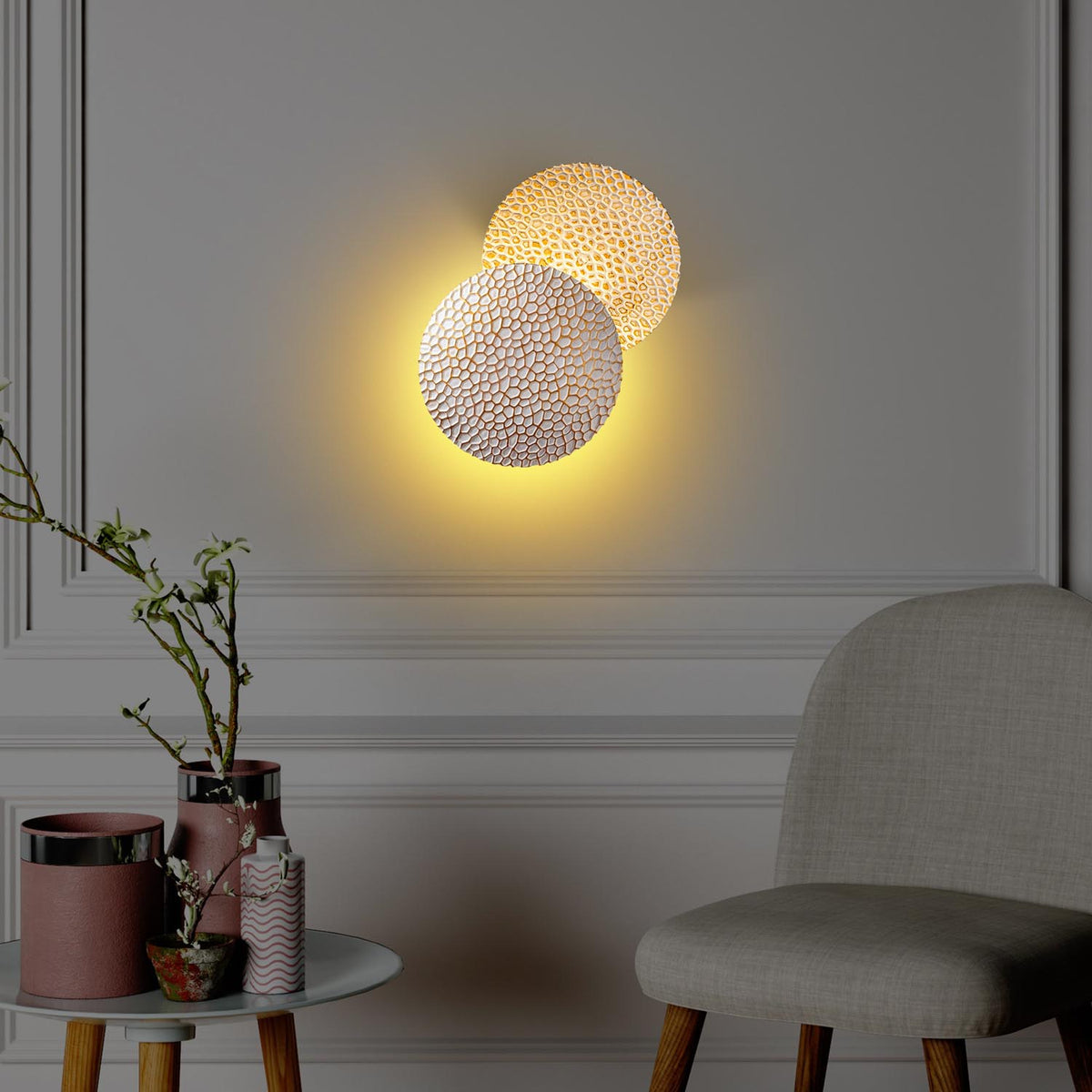 Yosma Wandleuchte - Weisses Gold in Weisses Gold präsentiert im Onlineshop von KAQTU Design AG. Wandleuchte ist von Opviq