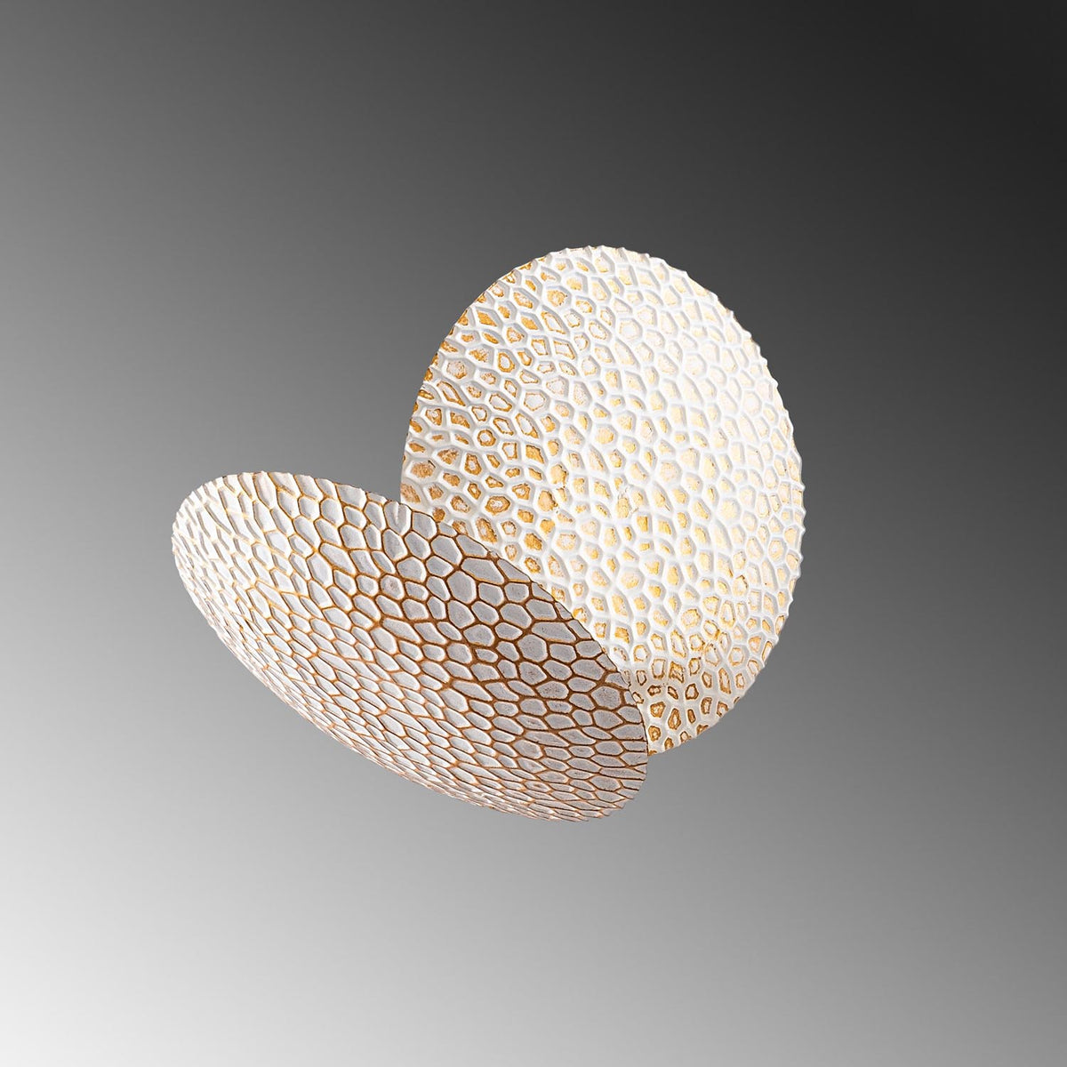 Yosma Wandleuchte - Weisses Gold in Weisses Gold präsentiert im Onlineshop von KAQTU Design AG. Wandleuchte ist von Opviq