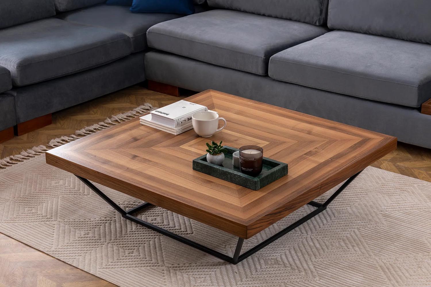 Eleganter Cora Sofatisch in Walnuss von Hanah Home. Hochwertige Holzverarbeitung trifft modernes Design für Ihr stilvolles Zuhause.