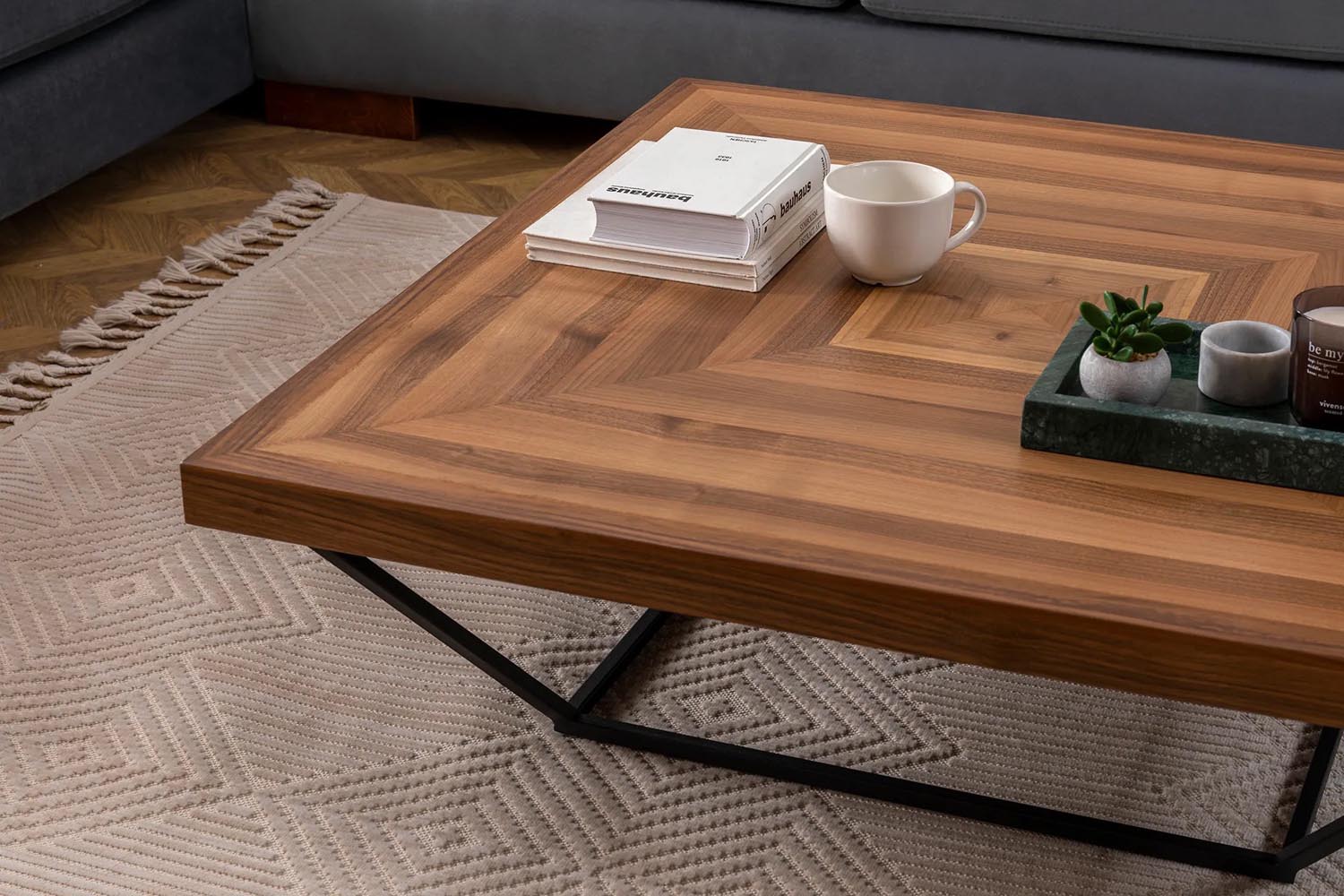 Cora Sofatisch von Hanah Home: Eleganter Couchtisch aus 100% Walnuss-Holz mit robusten Metallbeinen, ideal für stilvolle Wohnräume.