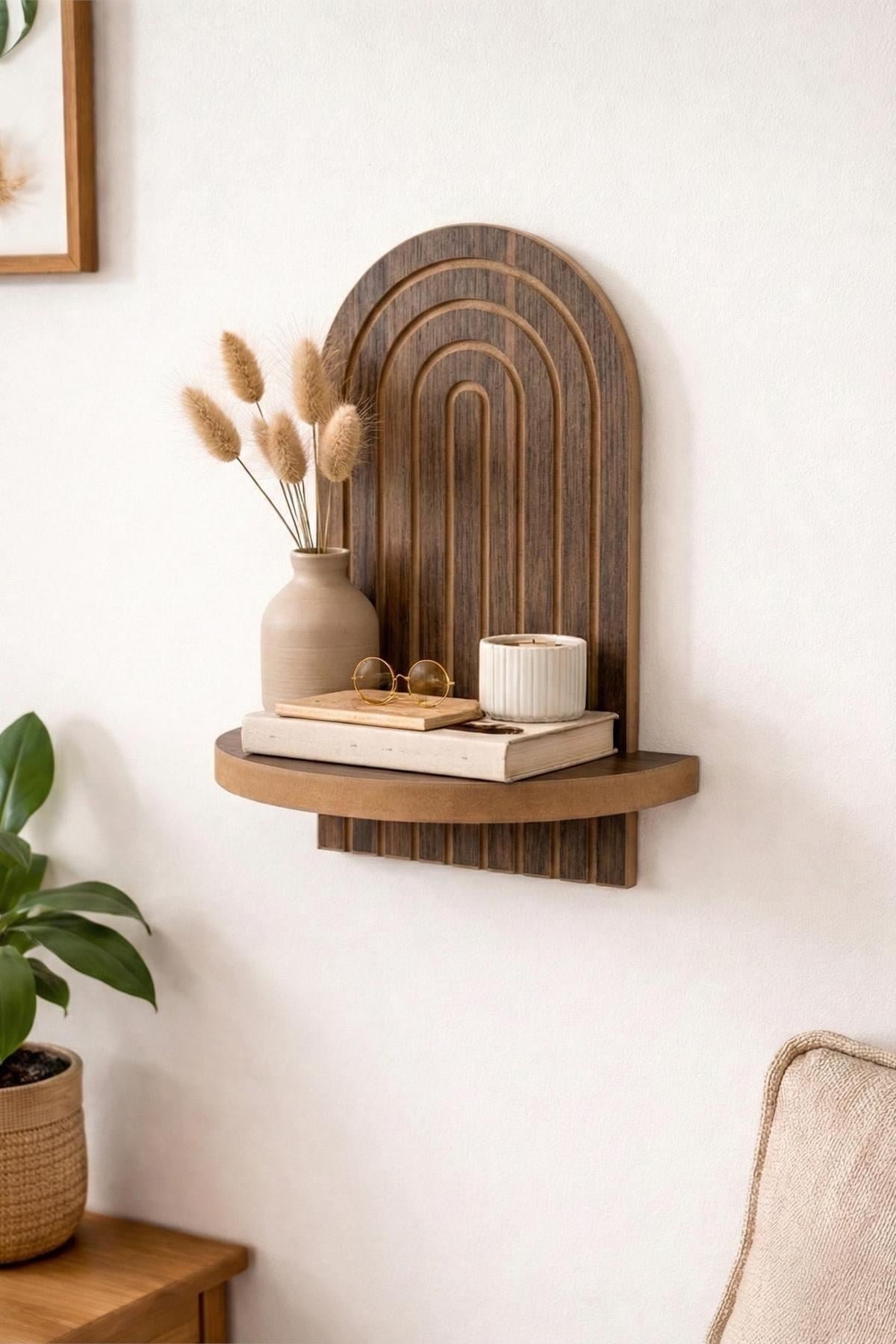 Wandregal aus MDF in Wenge-Braun mit geometrischer Form, montiert an einer Wand, Grösse 26x35x13 cm, moderne Optik.