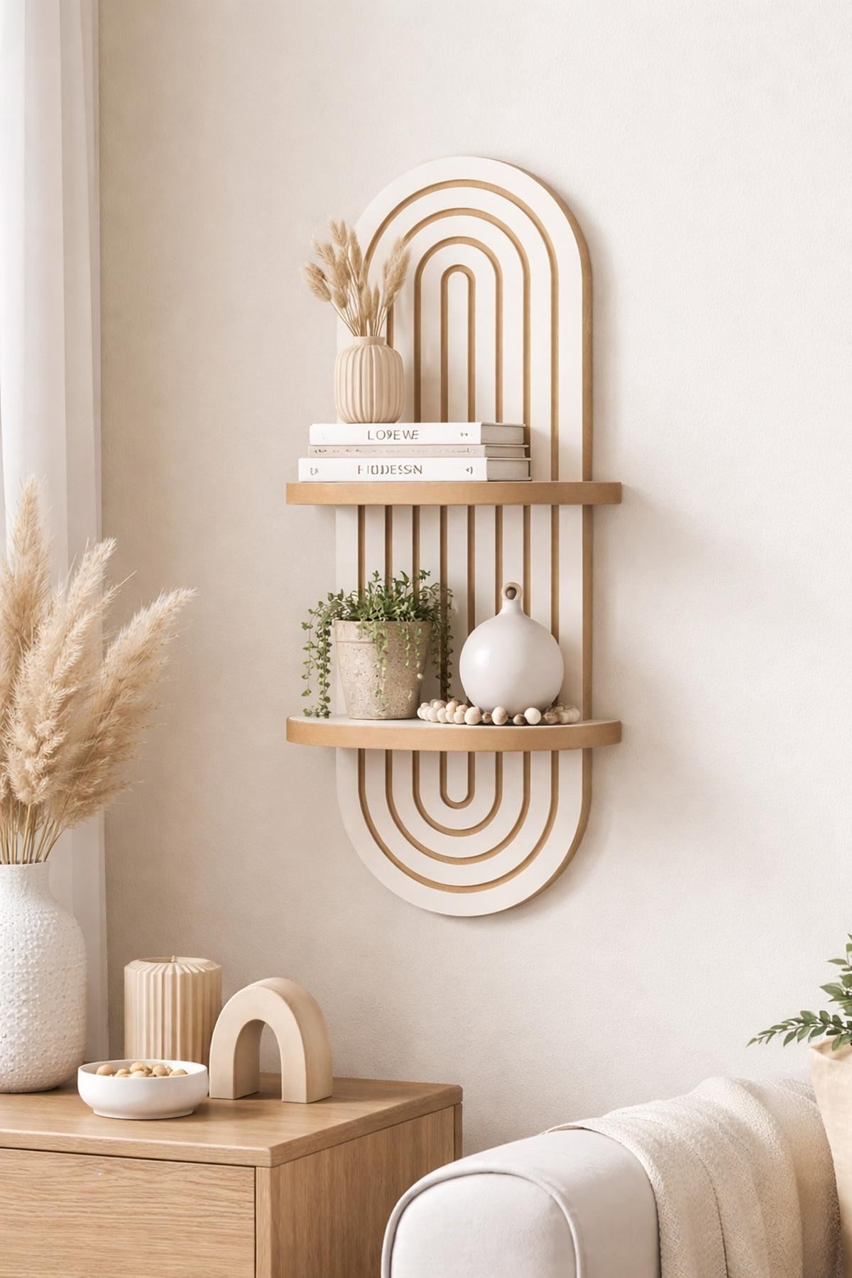 Weisses Wandregal aus MDF mit klaren Linien und geometrischer Form, Masse 26 x 13 x 70 cm, an einer hellen Wand montiert.