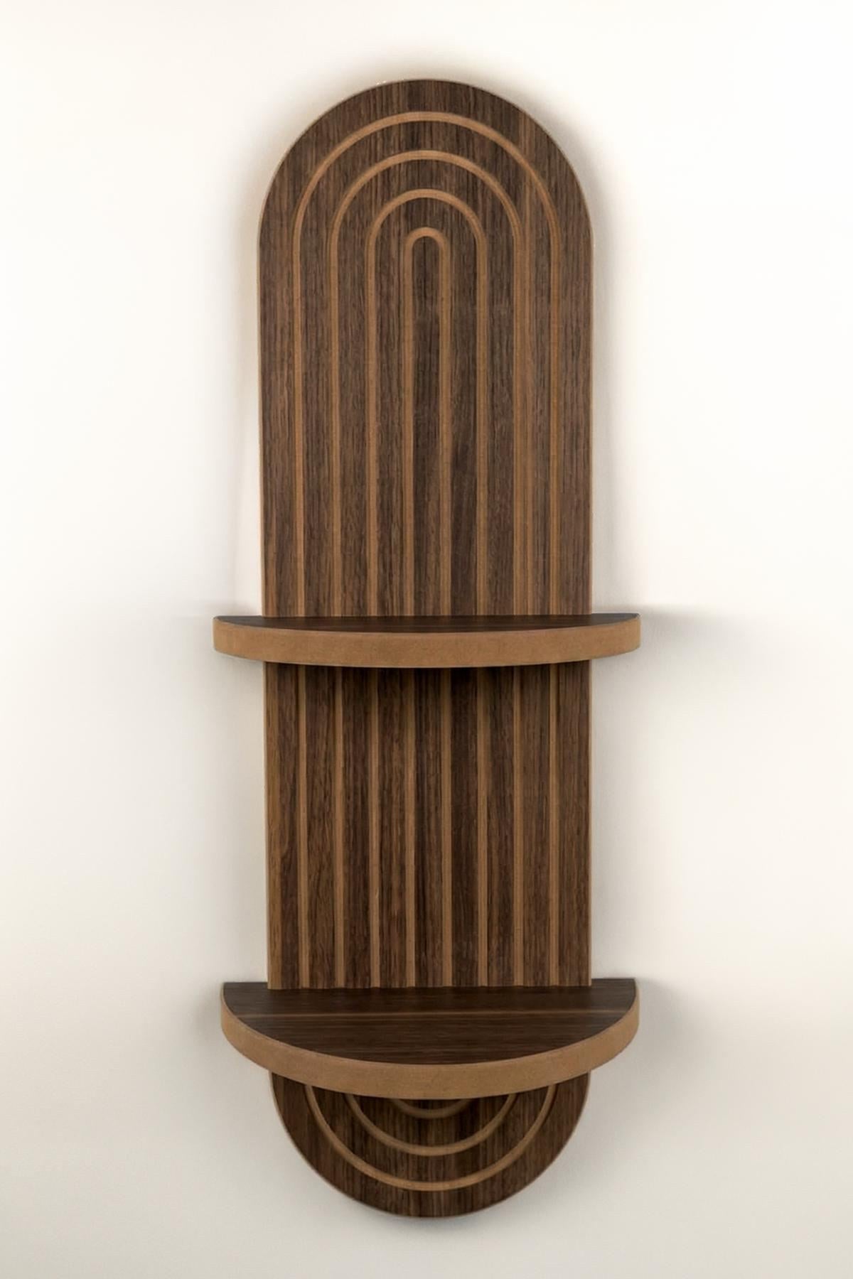 Wandregal aus 100% MDF in Wenge-Braun mit geometrischer Form, Masse 26 x 13 x 70 cm, an einer hellen Wand montiert.