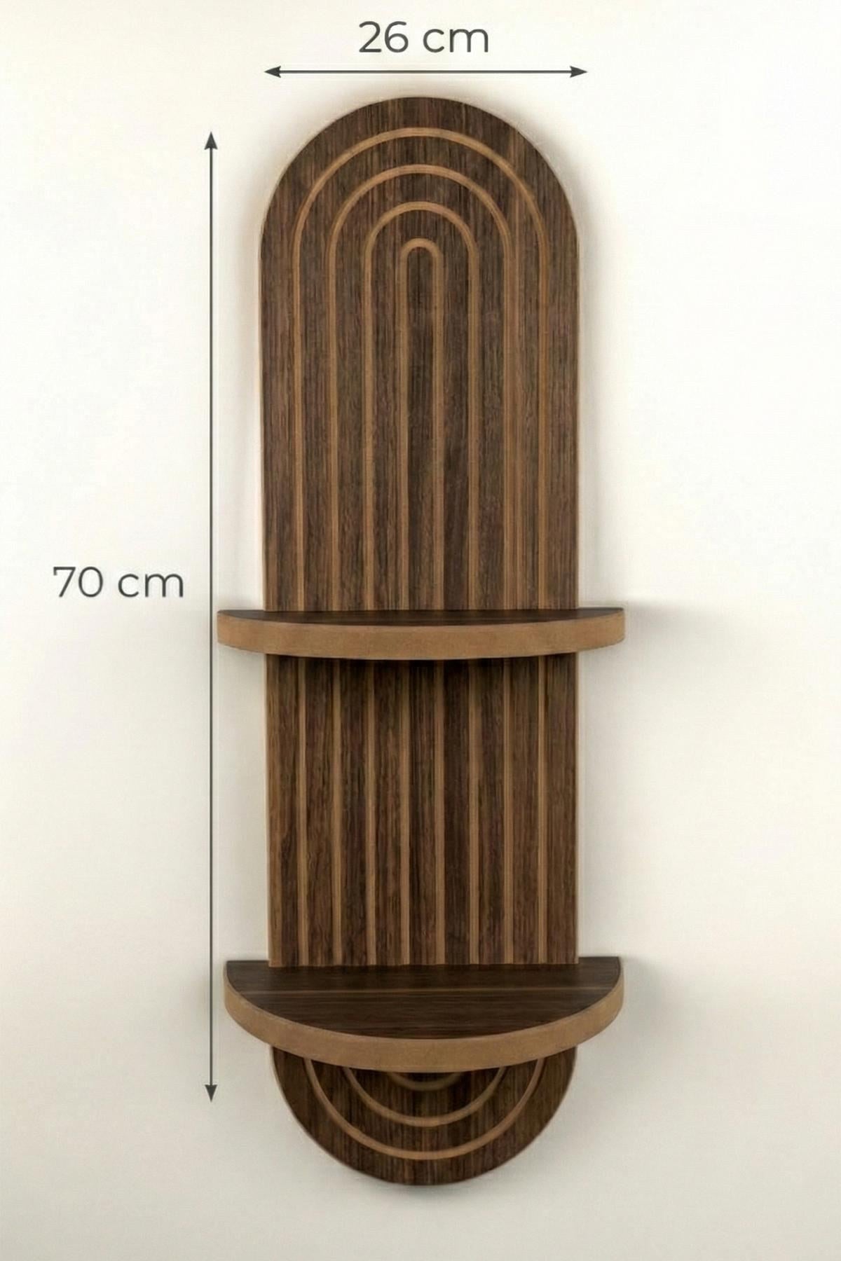 Wandregal aus 100% MDF in Wenge-Braun mit geometrischer Form, Masse 26 x 13 x 70 cm, an einer hellen Wand montiert.