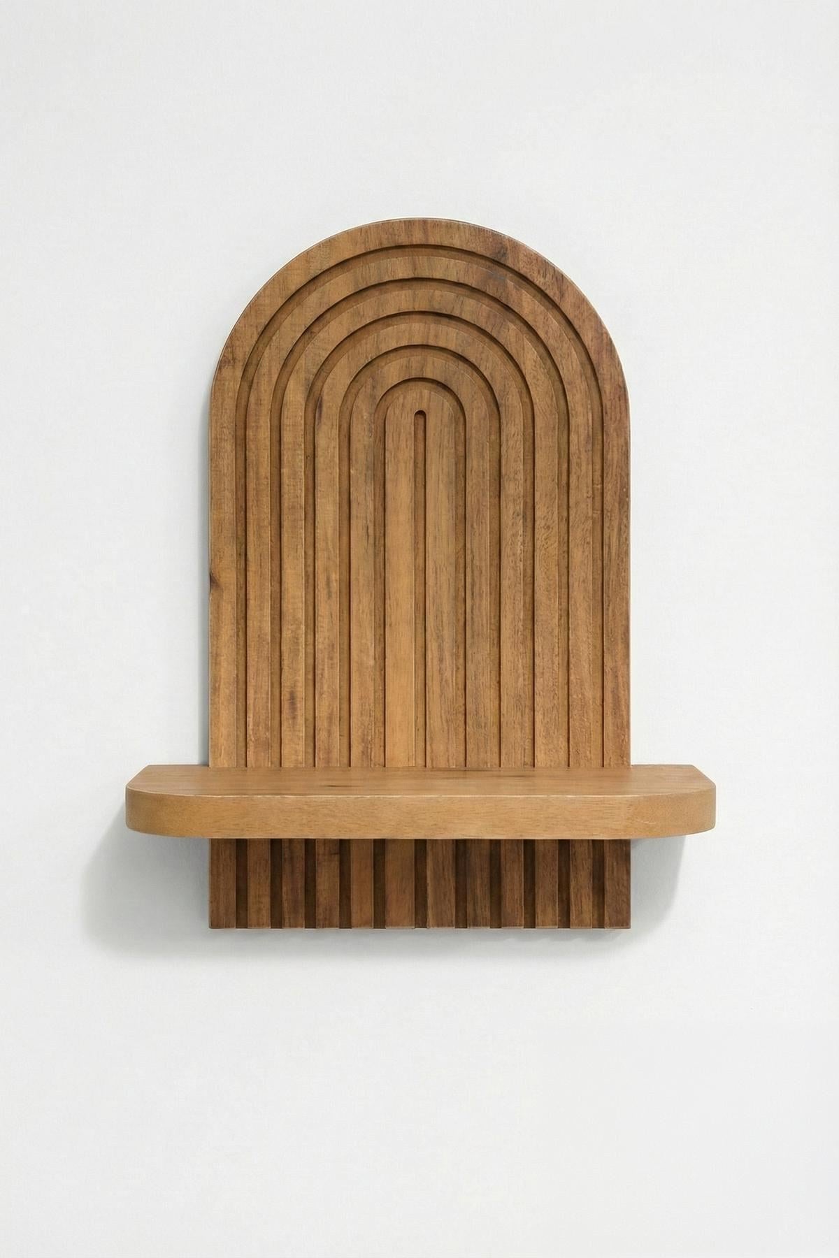 Wandregal aus Eiche-farbenem MDF mit geometrischer Form, Masse 26x35x13 cm, Hersteller Hanah Home, zur Wandmontage.