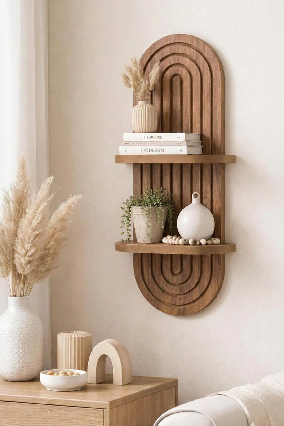 Wandregal aus Eiche-farbigem MDF mit geometrischem Design, Masse 26 x 13 x 70 cm, montiert an einer Wand.