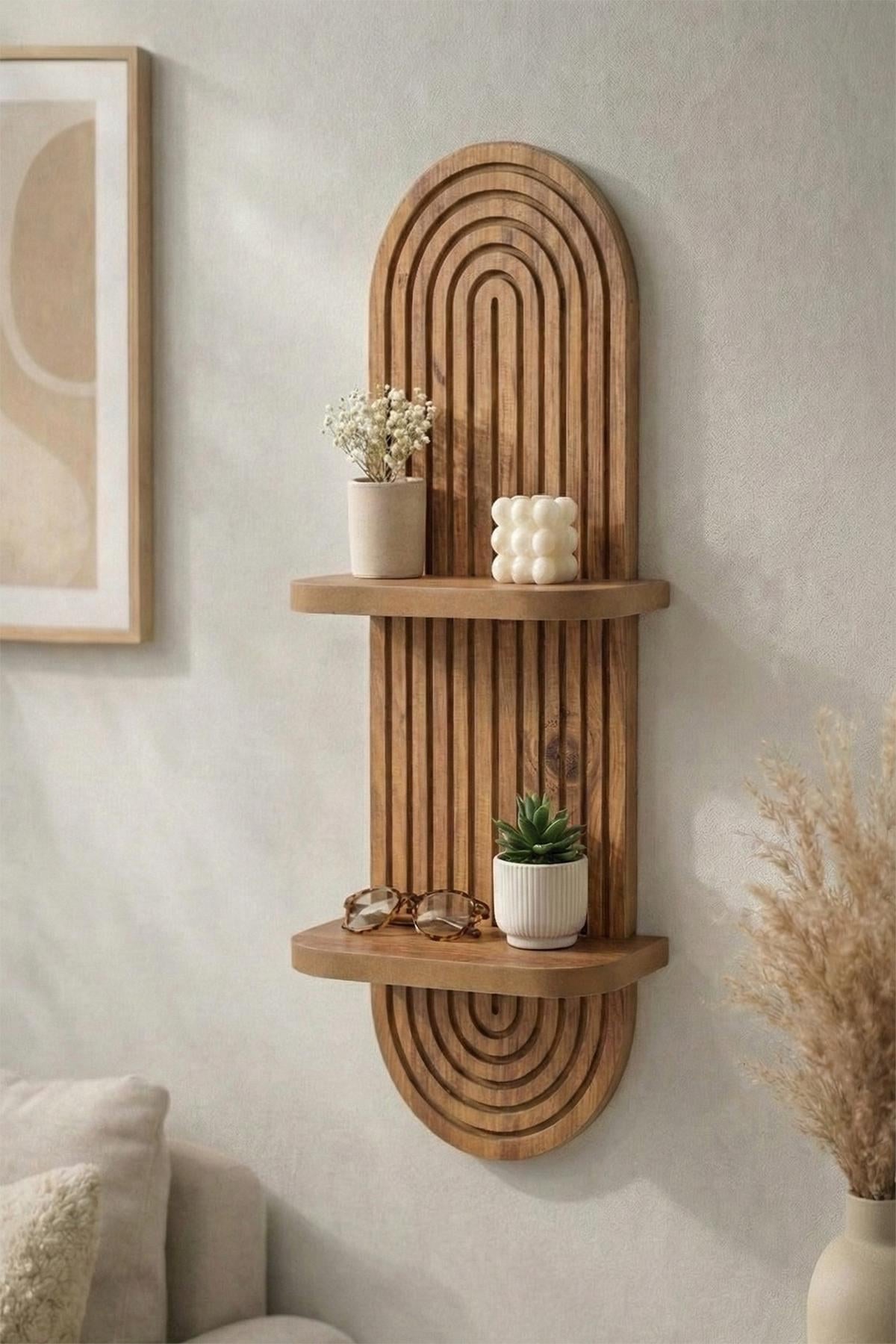 Wandregal aus Eiche-farbigem MDF mit geometrischem Design, Masse 26 x 13 x 70 cm, montiert an einer Wand.