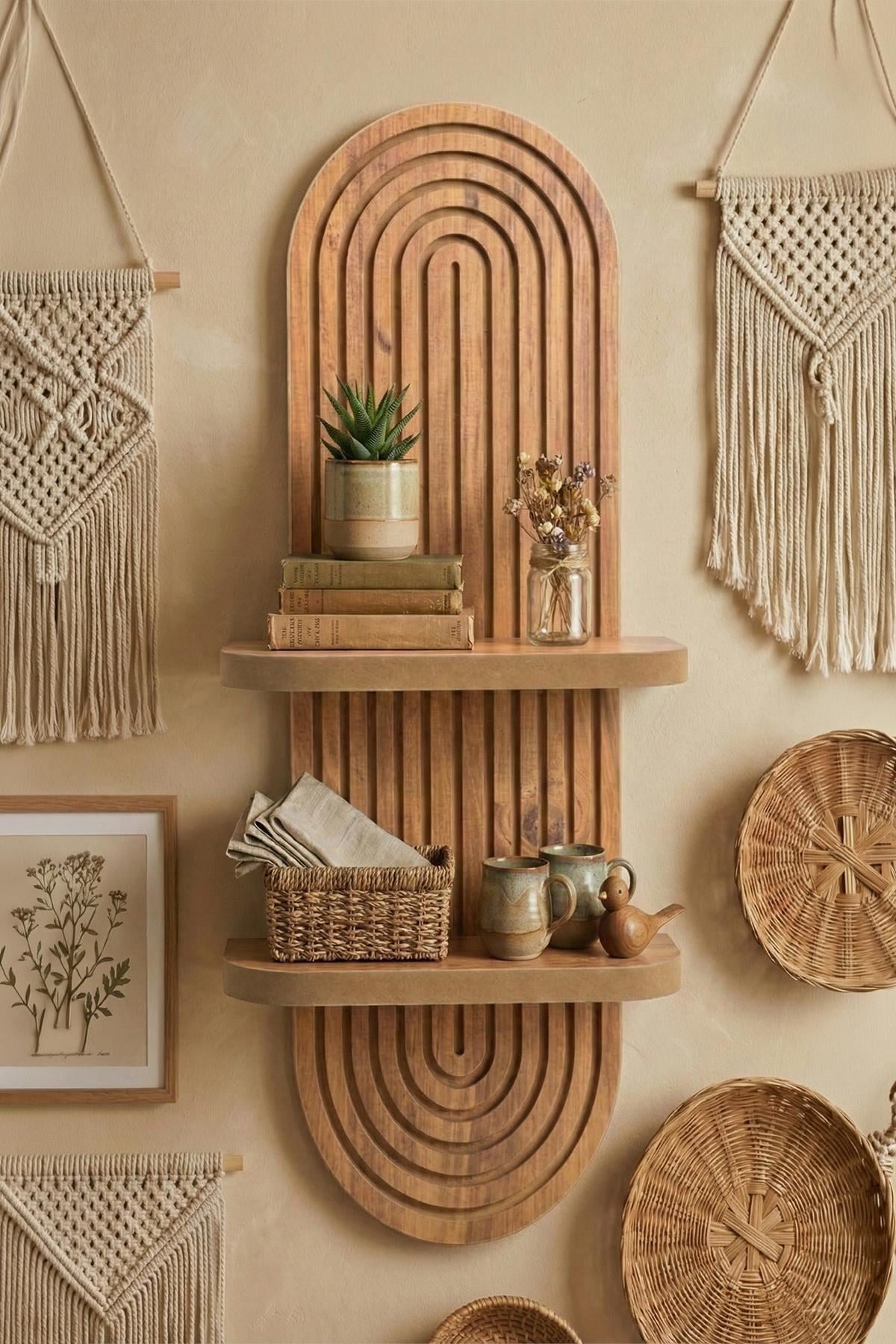 Wandregal aus Eiche-farbigem MDF mit geometrischem Design, Masse 26 x 13 x 70 cm, montiert an einer Wand.