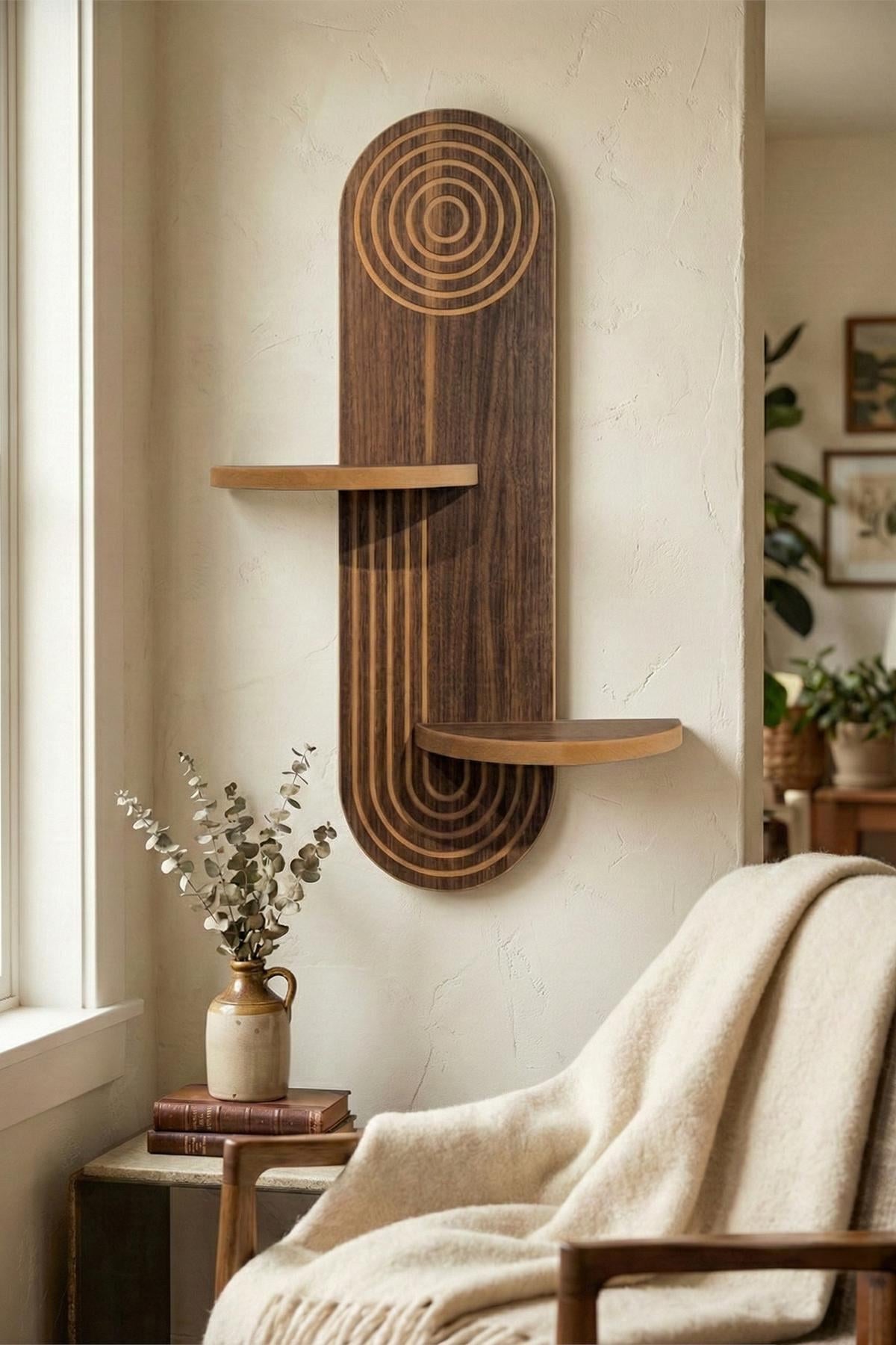 Wandregal aus MDF in Wenge-Braun mit geometrischer Form, Masse 26x13x70 cm, an weisser Wand montiert, Hersteller Hanah Home.