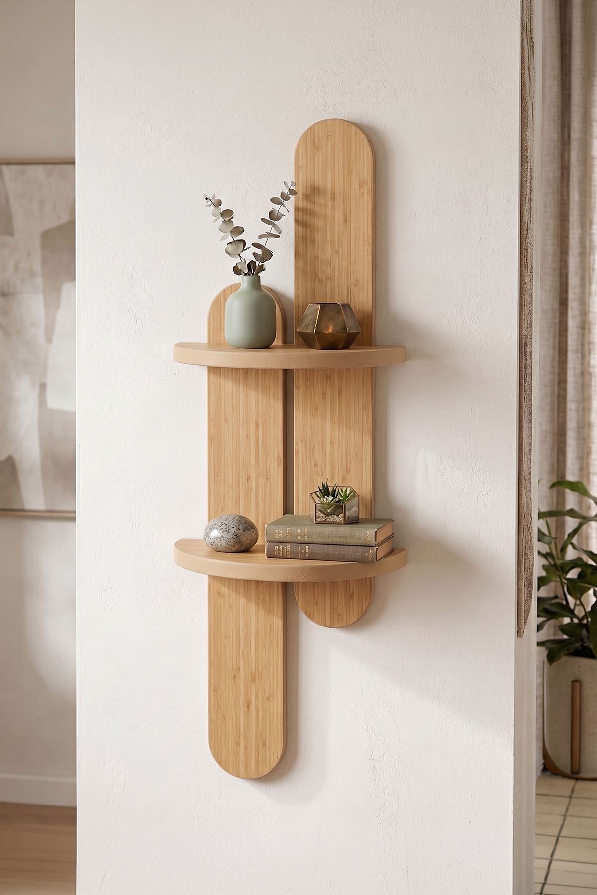 Wandregal aus Eiche-MDF mit schlichter rechteckiger Form, Breite 26 cm, Höhe 80 cm, Tiefe 13 cm, zur Wandmontage geeignet.