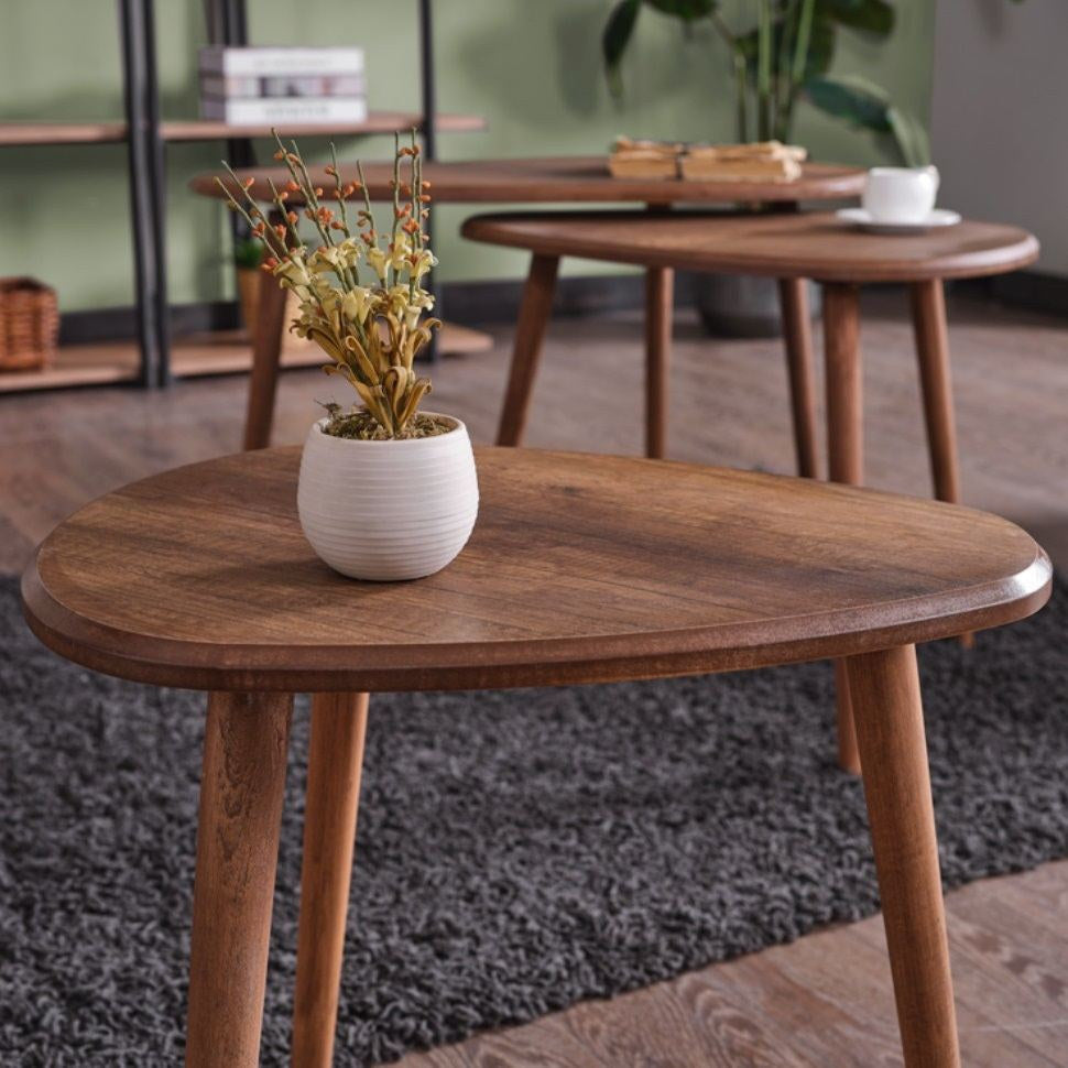 Couchtisch-Set Alvin in Nussbaumfarbe aus MDF mit drei unterschiedlich grossen Tischen und Holzbeinen in Pinotex-Beschichtung.