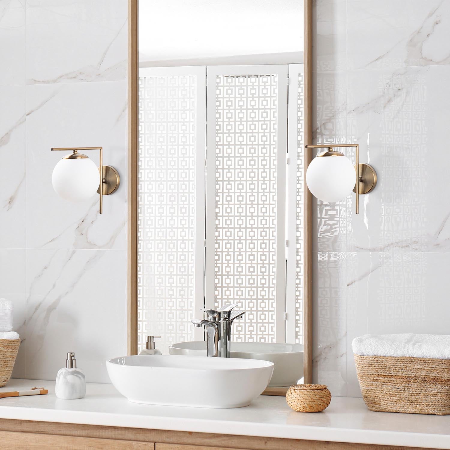 Verleihen Sie Ihrem Raum mit der 7141 Wandleuchte - Antik von Opviq einen Hauch von Eleganz. Stilvolles Design und warmes Licht schaffen eine einladende Atmosphäre.