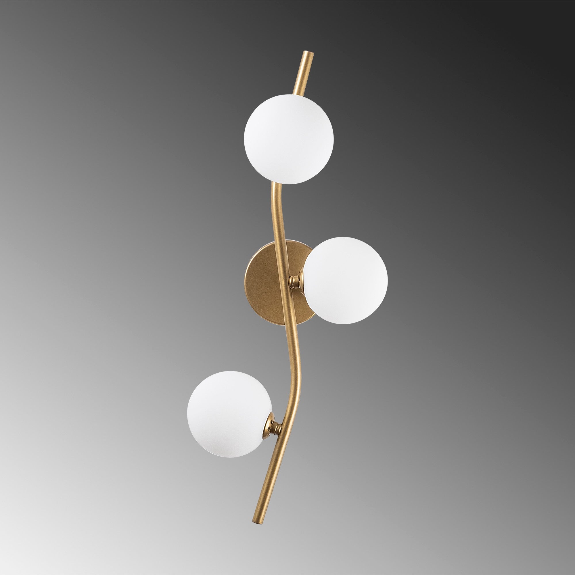 Erleben Sie die Wandleuchte 7147 - Antique von Opviq. Sie kombiniert robustes Metall mit eleganter Glaskappe und schafft eine warme Atmosphäre.