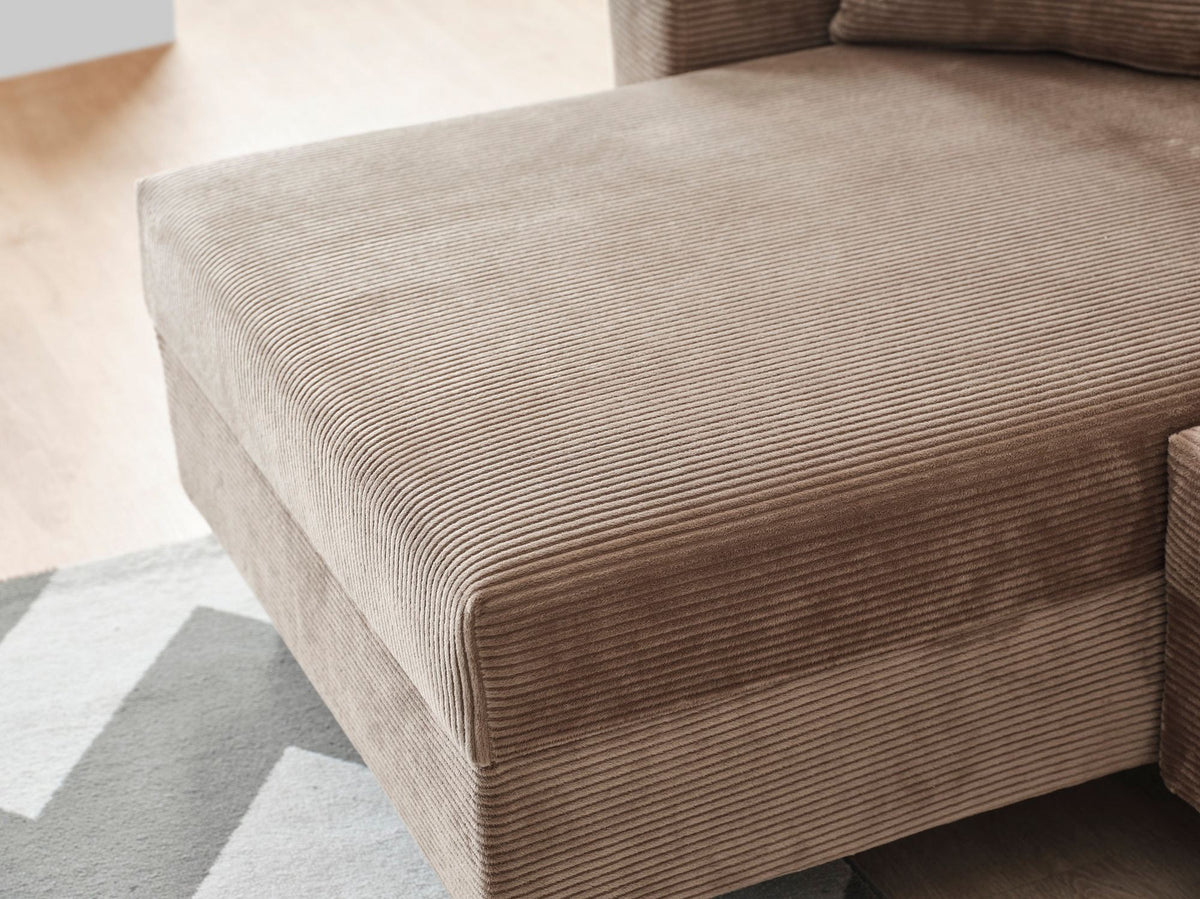 Braunes Ecksofa Flavia von Hanah Home mit Polyester-Bezug in Leinenstruktur, Metallgestell und Kunststoffbeinen, Masse 230x125x72 cm.