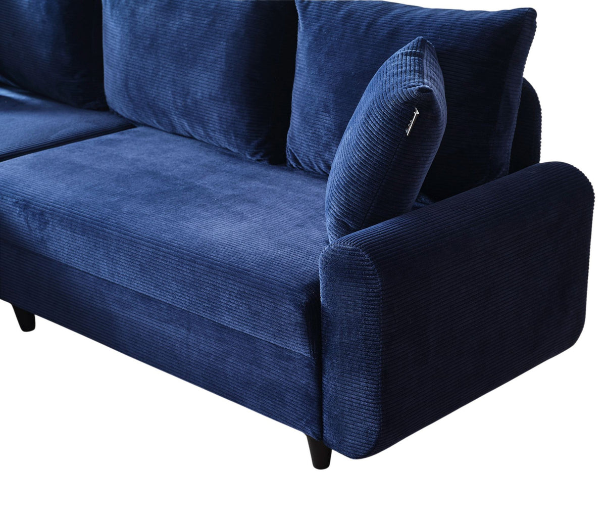 Marineblaues Ecksofa Flavia von Hanah Home mit Metallgestell, Polyesterbezug in Leinenstruktur und Kunststoffbeinen im Wohnraum.