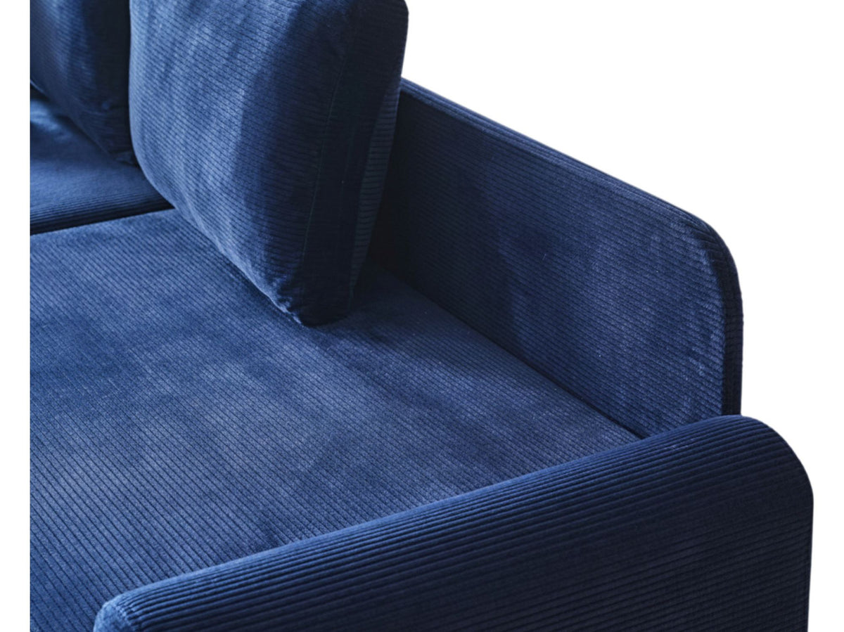Marineblaues Ecksofa Flavia von Hanah Home mit Metallgestell, Polyesterbezug in Leinenstruktur und Kunststoffbeinen im Wohnraum.