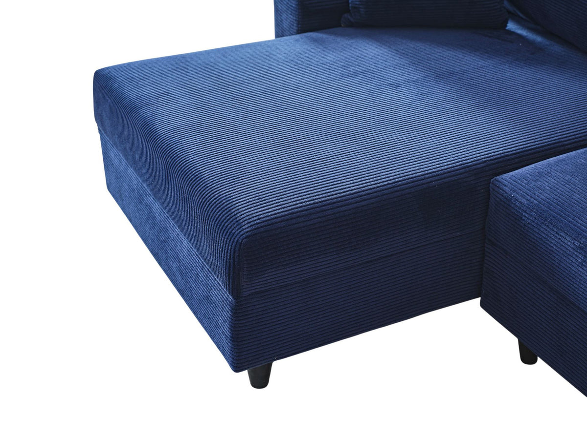Marineblaues Ecksofa Flavia von Hanah Home mit Metallgestell, Polyesterbezug in Leinenstruktur und Kunststoffbeinen im Wohnraum.