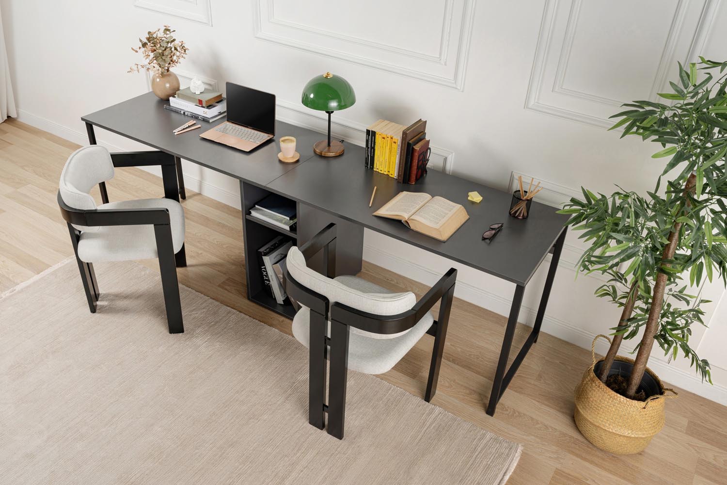 Entdecken Sie den Twin Study Desk in Anthrazit Schwarz von Nordure – ein stilvoller, funktionaler Schreibtisch mit viel Stauraum und modernem Design.