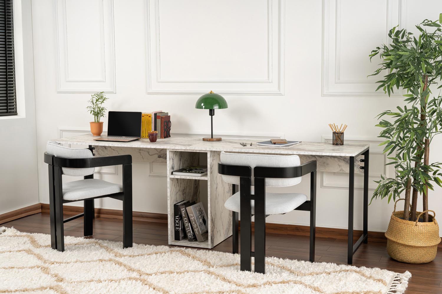 Gestalten Sie Ihren Arbeitsplatz mit dem Twin Study Desk - Freesia Marble, Black von Nordure. Modernes Design, viel Stauraum und langlebige Materialien für optimale Produktivität.