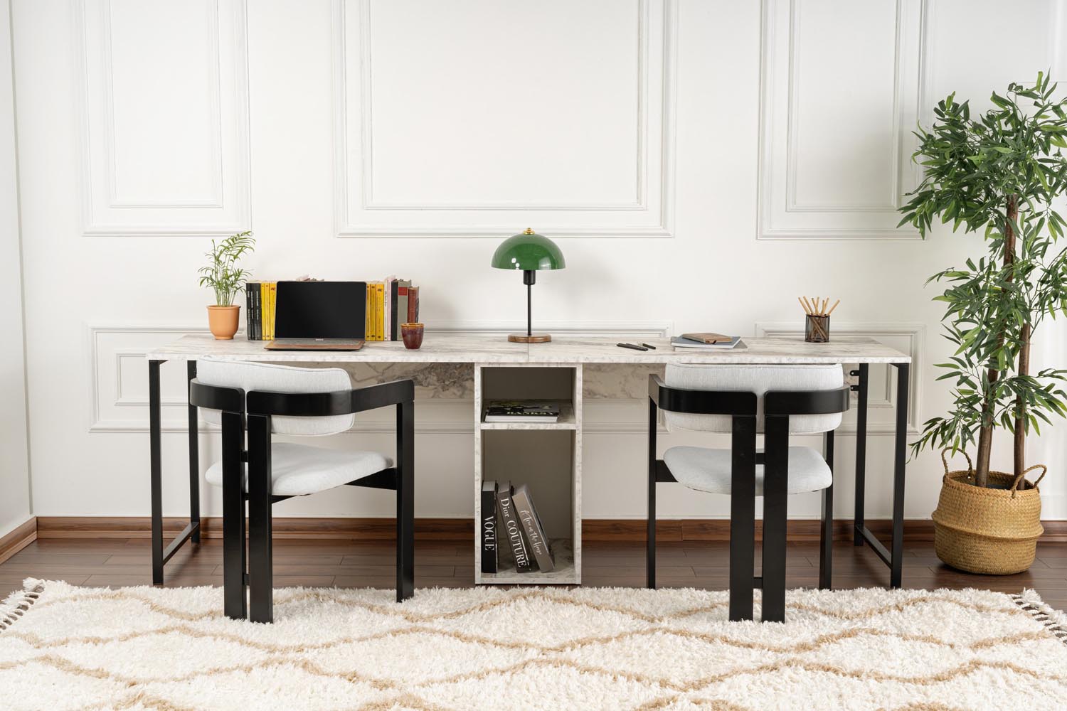 Erleben Sie den Twin Study Desk - Freesia Marble, Black von Nordure: Stilvolles Design, großzügige Ablageflächen und robuste Materialien für einen inspirierenden Arbeitsplatz.