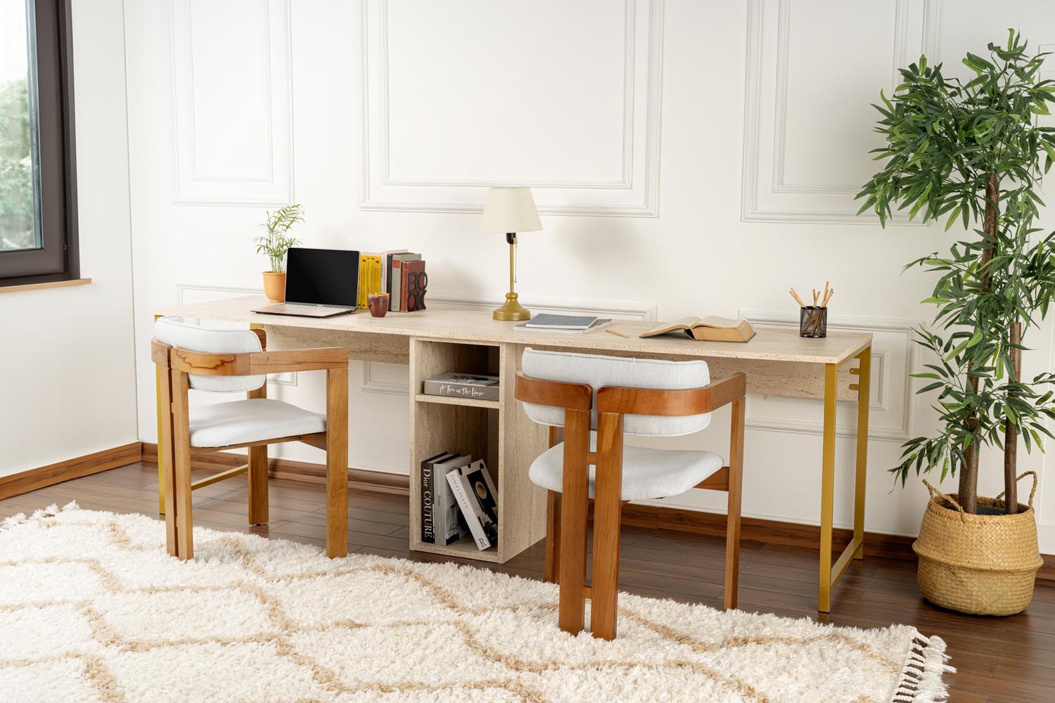 Gestalten Sie Ihren Arbeitsplatz mit dem Twin Study Desk in Travertin Gold von Nordure – ein stilvoller Schreibtisch, der Eleganz und praktische Funktionalität perfekt kombiniert.