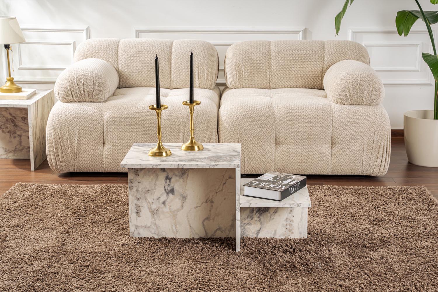 Verleihen Sie Ihrem Wohnraum mit dem Harmony Sofatisch in Freesia-Marmor von Nordure einen Hauch von Eleganz und Stil. Ideal für jedes Zuhause!