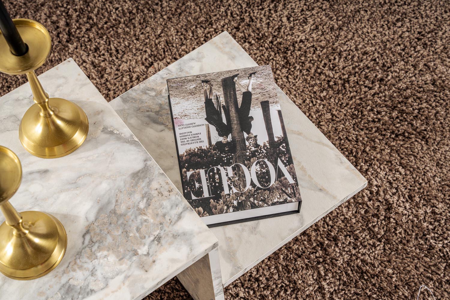 Entdecken Sie den Harmony Sofatisch in Freesia-Marmor von Nordure – ein elegantes Möbelstück, das Stil und Raffinesse in Ihr Zuhause bringt.