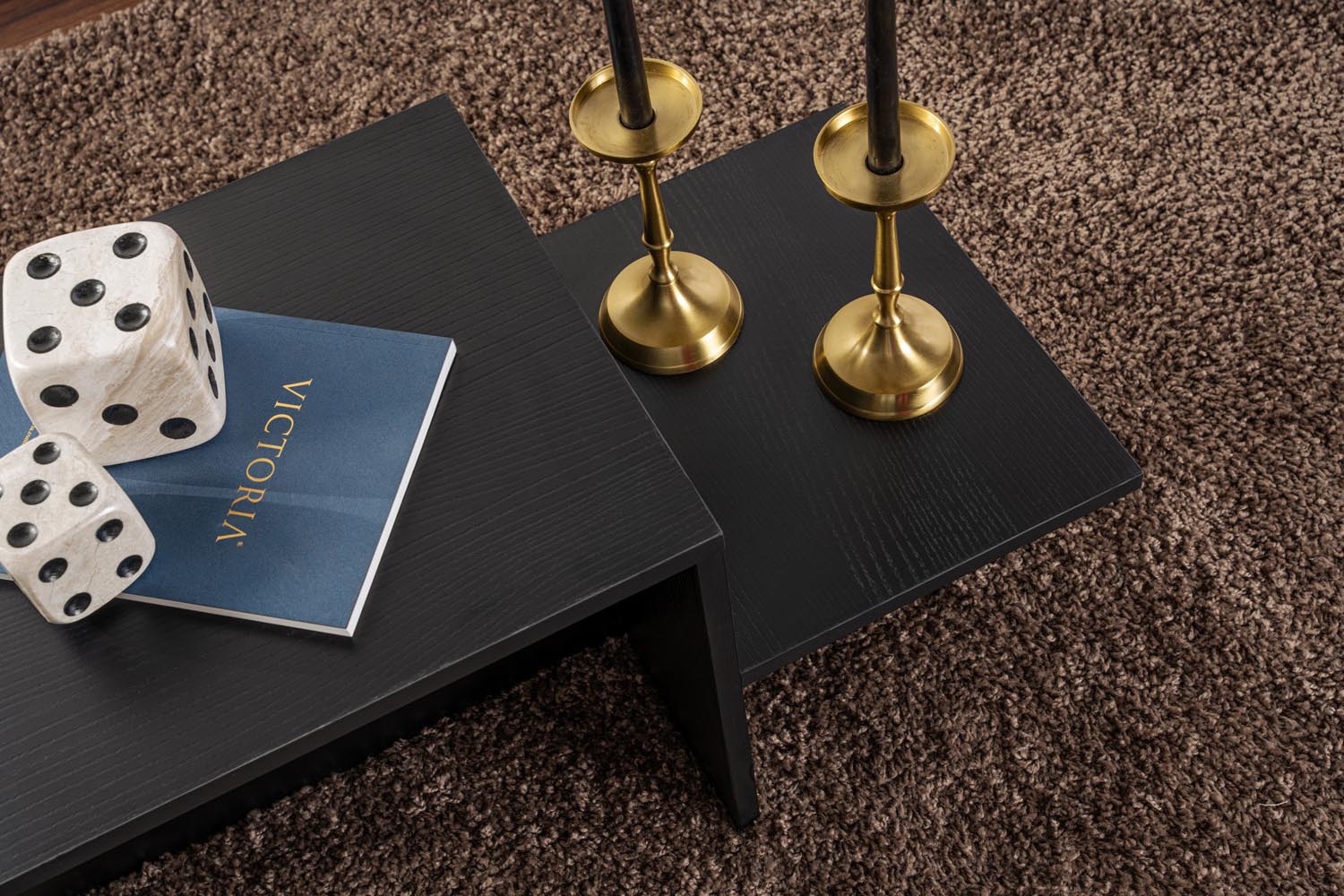 Verleihen Sie Ihrem Zuhause mit dem Harmony Sofatisch in Wood Black von Nordure einen modernen Akzent. Ideal für gemütliche Zusammenkünfte.