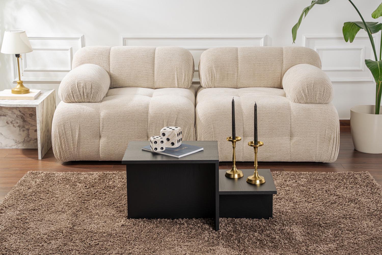 Gestalten Sie Ihr Wohnzimmer neu mit dem eleganten Harmony Sofatisch in Wood Black von Nordure. Perfekt für stilvolle Akzente und gesellige Momente.