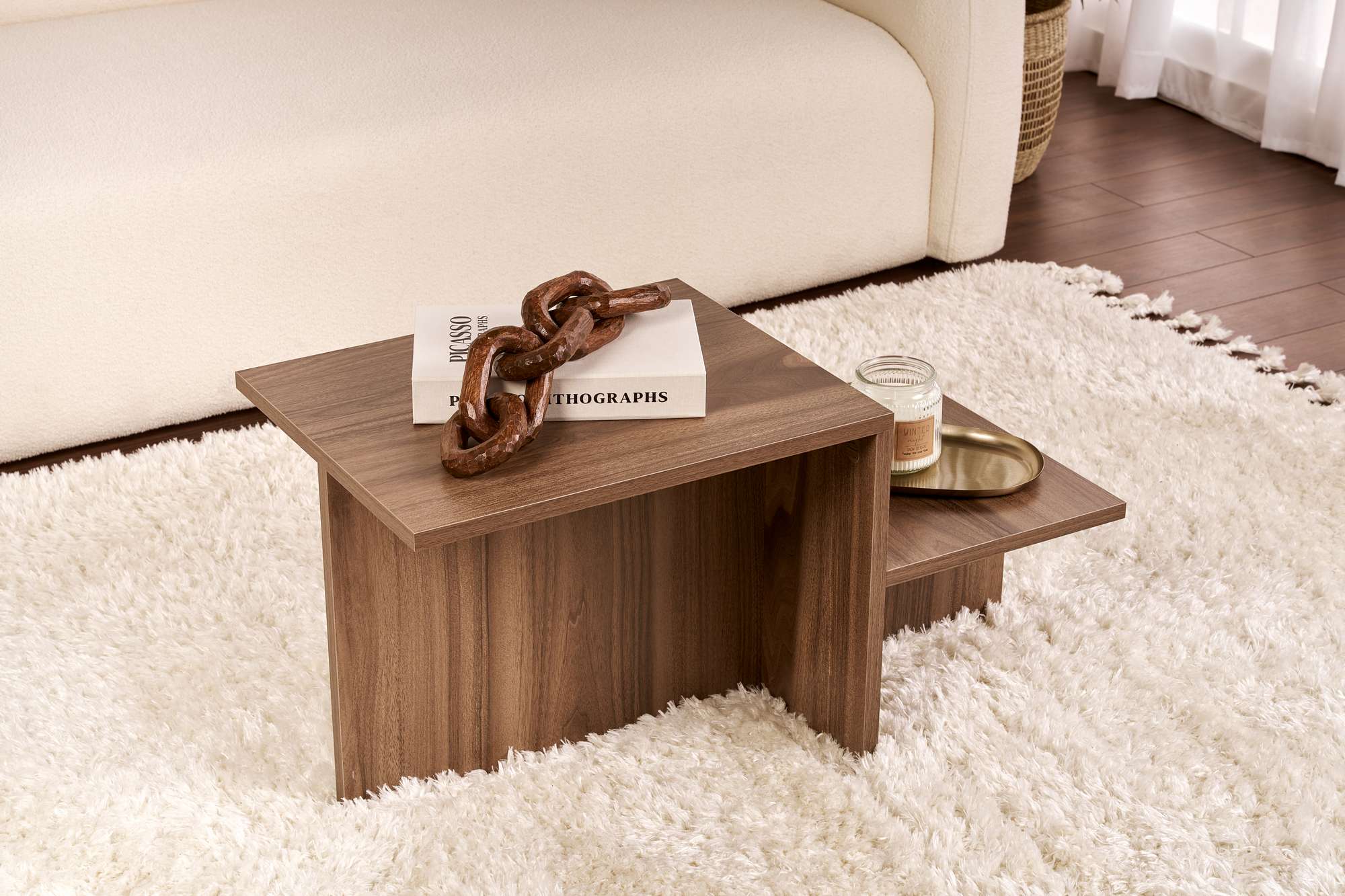 Entdecken Sie den eleganten Harmony Sofatisch in Walnuss von Nordure. Robuste Bauweise und stilvolles Design für Ihr Zuhause.