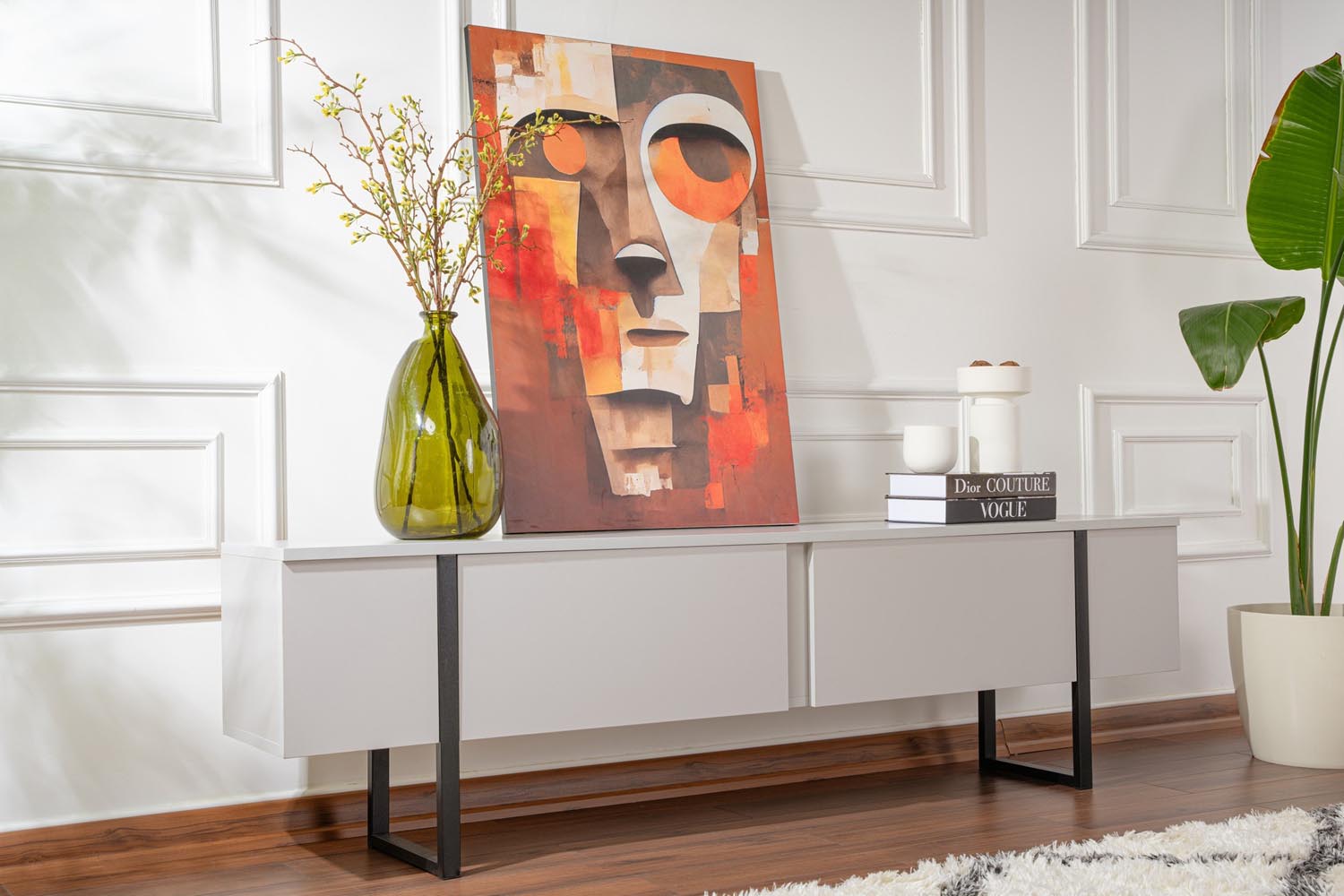 Erleben Sie das Serenity Sideboard von Nordure in stilvollem Grau und Schwarz – die perfekte Lösung für Ordnung und modernes Design in Ihrem Zuhause.