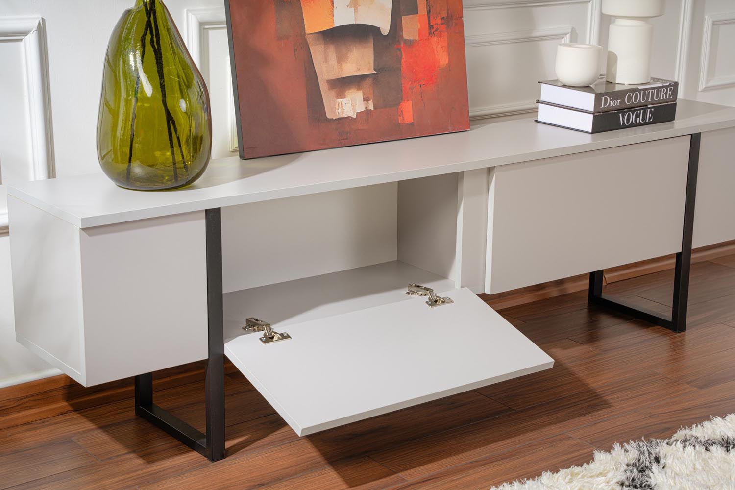 Entdecken Sie das Serenity Sideboard von Nordure in elegantem Grau und Schwarz – ideal für ein aufgeräumtes und stilvolles Wohnambiente.