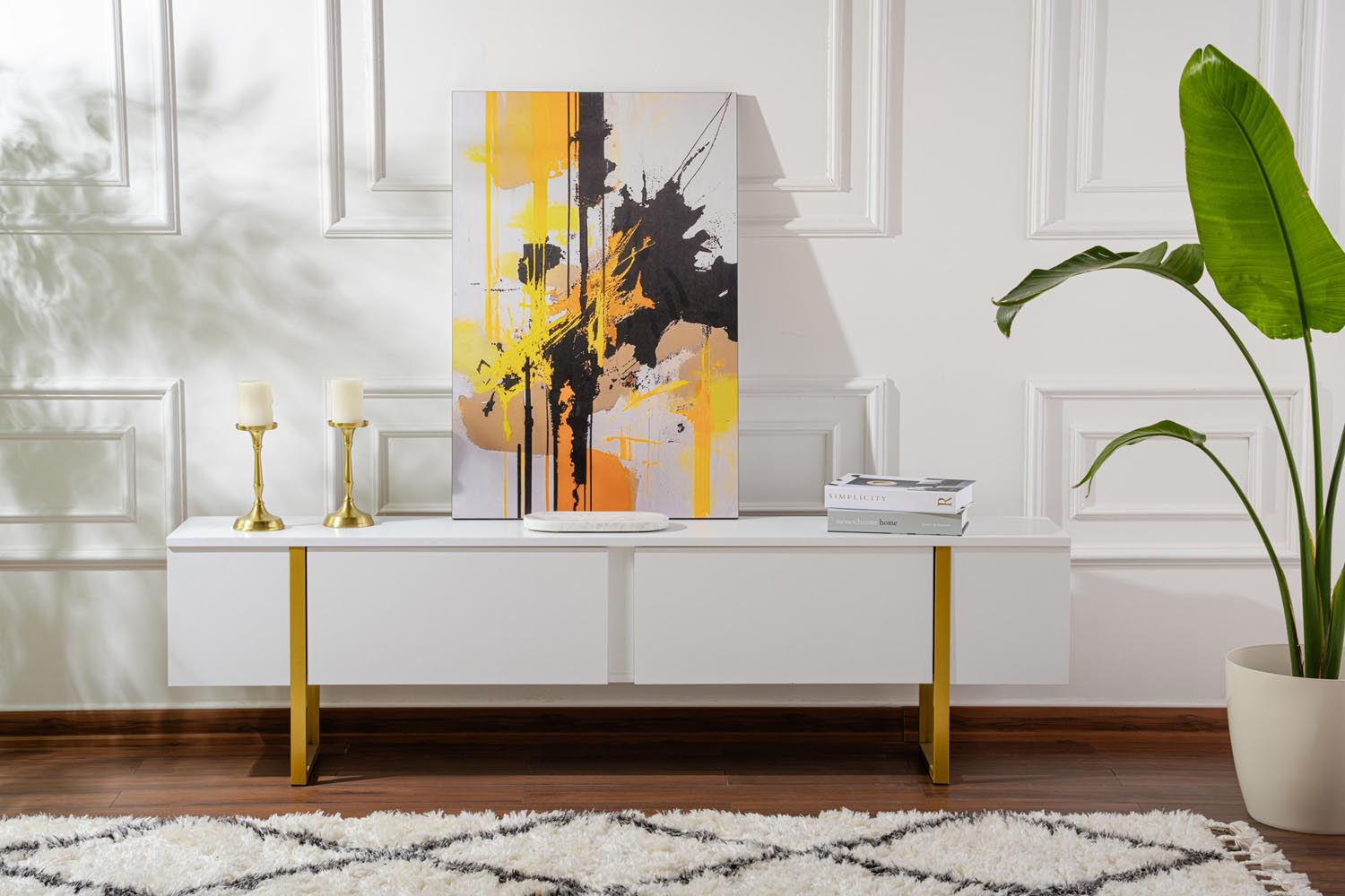 Entdecken Sie das Serenity Sideboard von Nordure in edlem Weiß und Gold – ein elegantes Highlight für Ihr Wohnzimmer mit praktischem Stauraum.