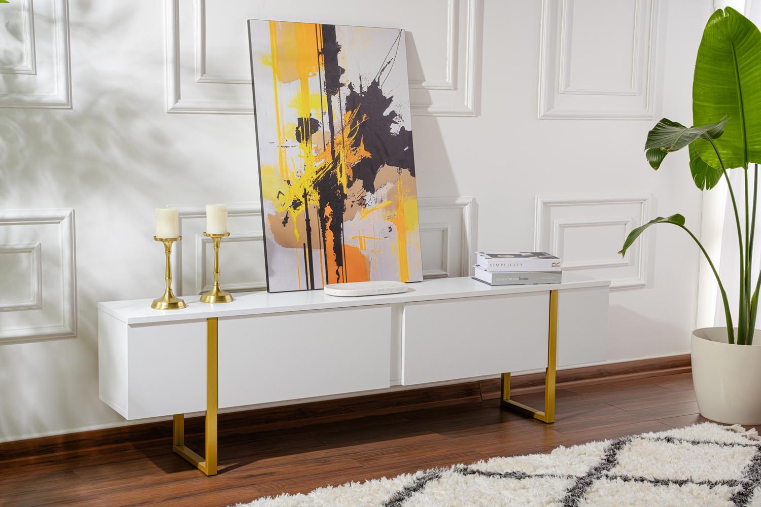 Verleihen Sie Ihrem Wohnraum mit dem Serenity Sideboard von Nordure in Weiß und Gold einen Hauch von Luxus und Stil. Ideal für moderne Einrichtungen.