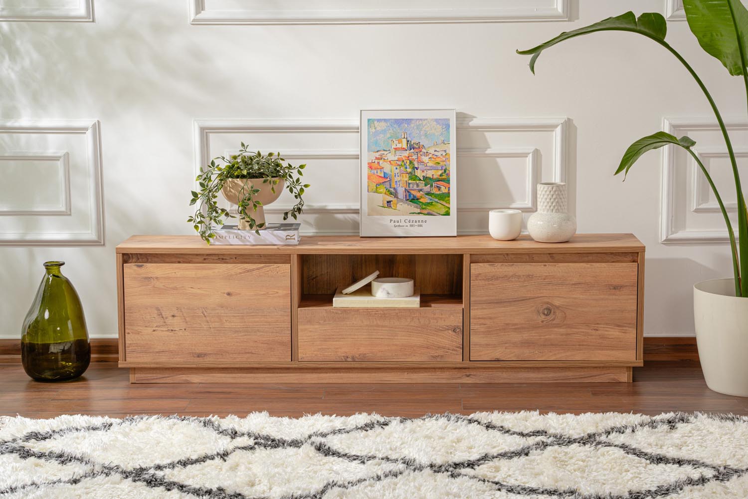 Entdecken Sie das Vanguard Sideboard in Atlantischer Kiefer von Nordure – ein stilvolles Möbelstück, das Eleganz und praktischen Stauraum bietet.