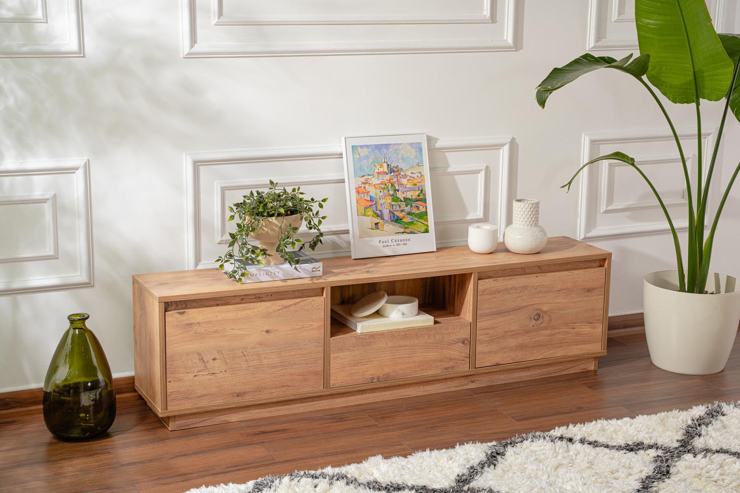 Erleben Sie das Vanguard Sideboard aus Atlantischer Kiefer von Nordure – ein elegantes Möbelstück, das Stil und Funktionalität vereint.