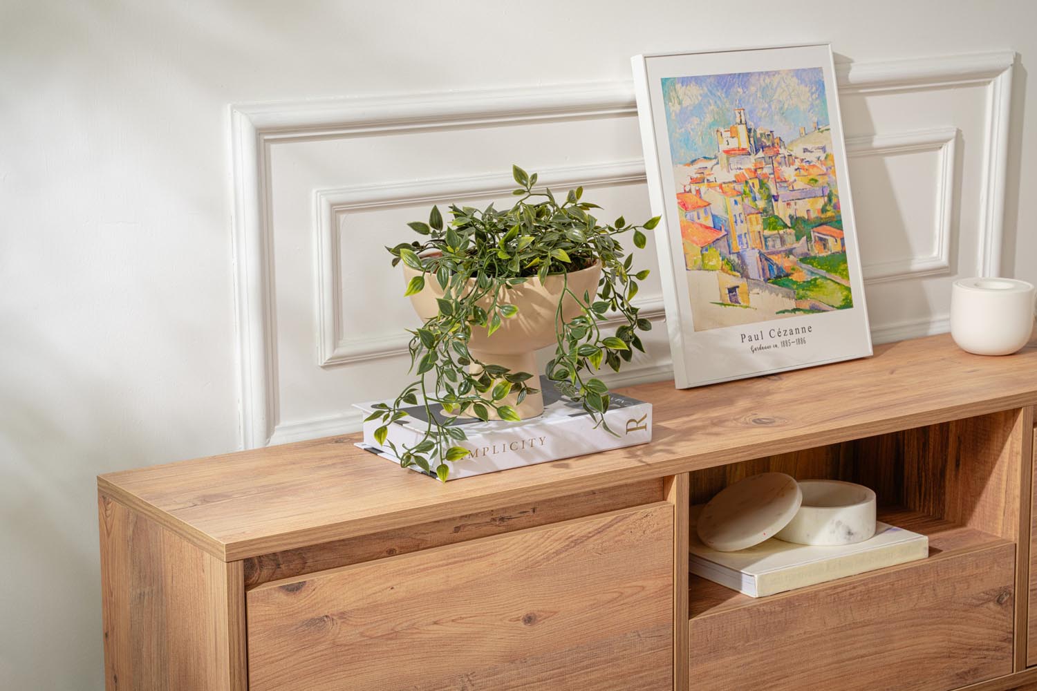 Entdecken Sie das Vanguard Sideboard in Atlantischer Kiefer von Nordure – ein stilvolles Möbelstück, das Eleganz und praktischen Stauraum bietet.