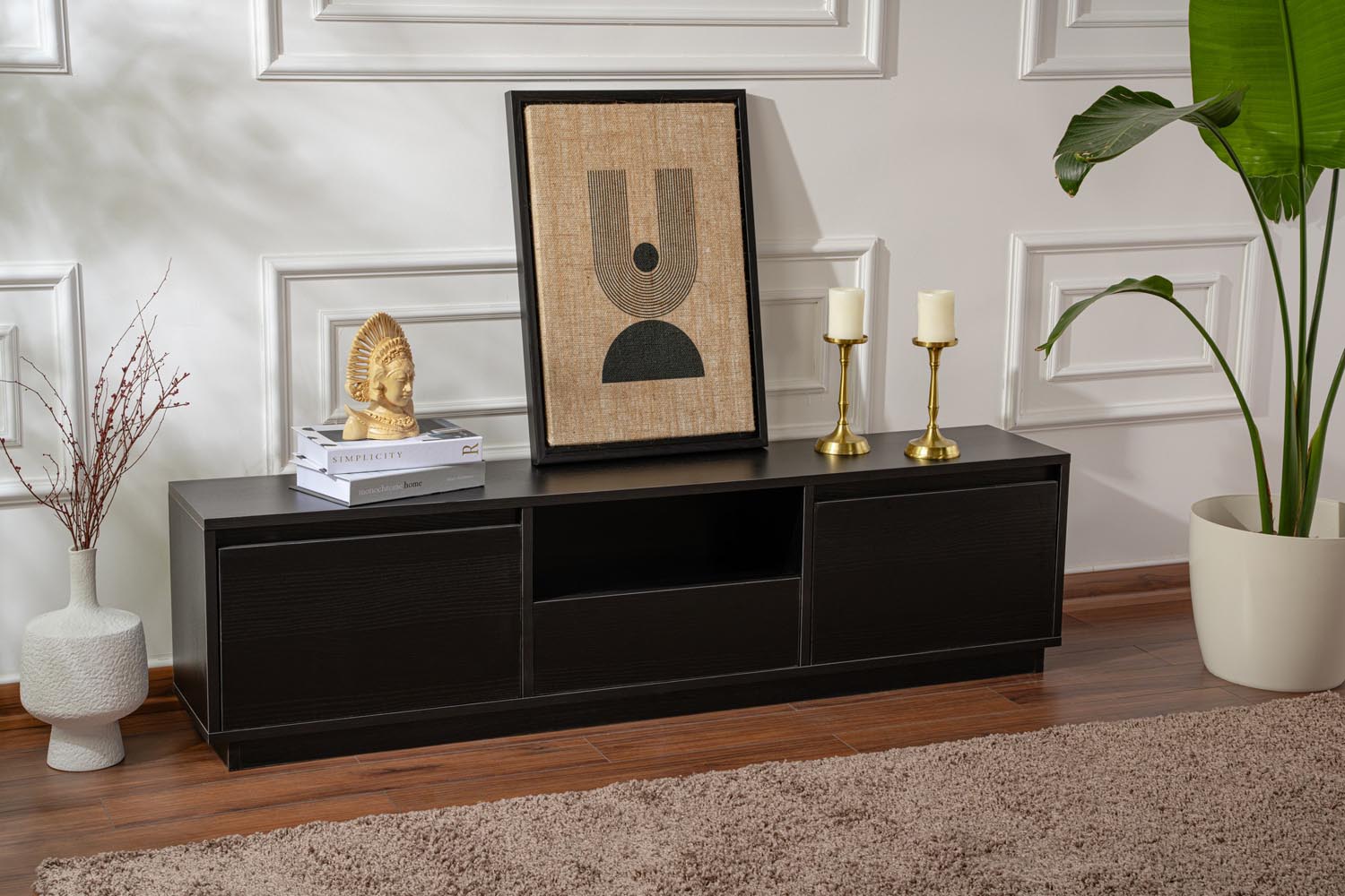 Erleben Sie das Vanguard Sideboard in Holz Schwarz von Nordure – ein stilvolles Möbelstück, das Eleganz und Funktionalität perfekt vereint.