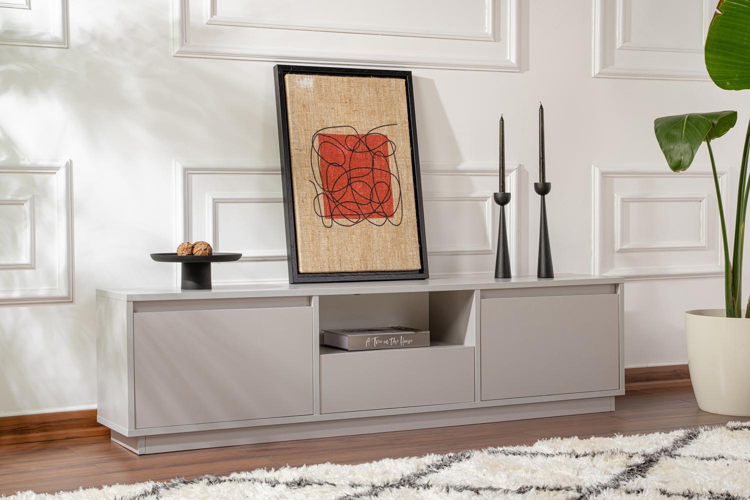 Entdecken Sie das Vanguard Sideboard in Grau von Nordure – ein elegantes Möbelstück, das Ihr Wohnzimmer stilvoll organisiert und aufwertet.