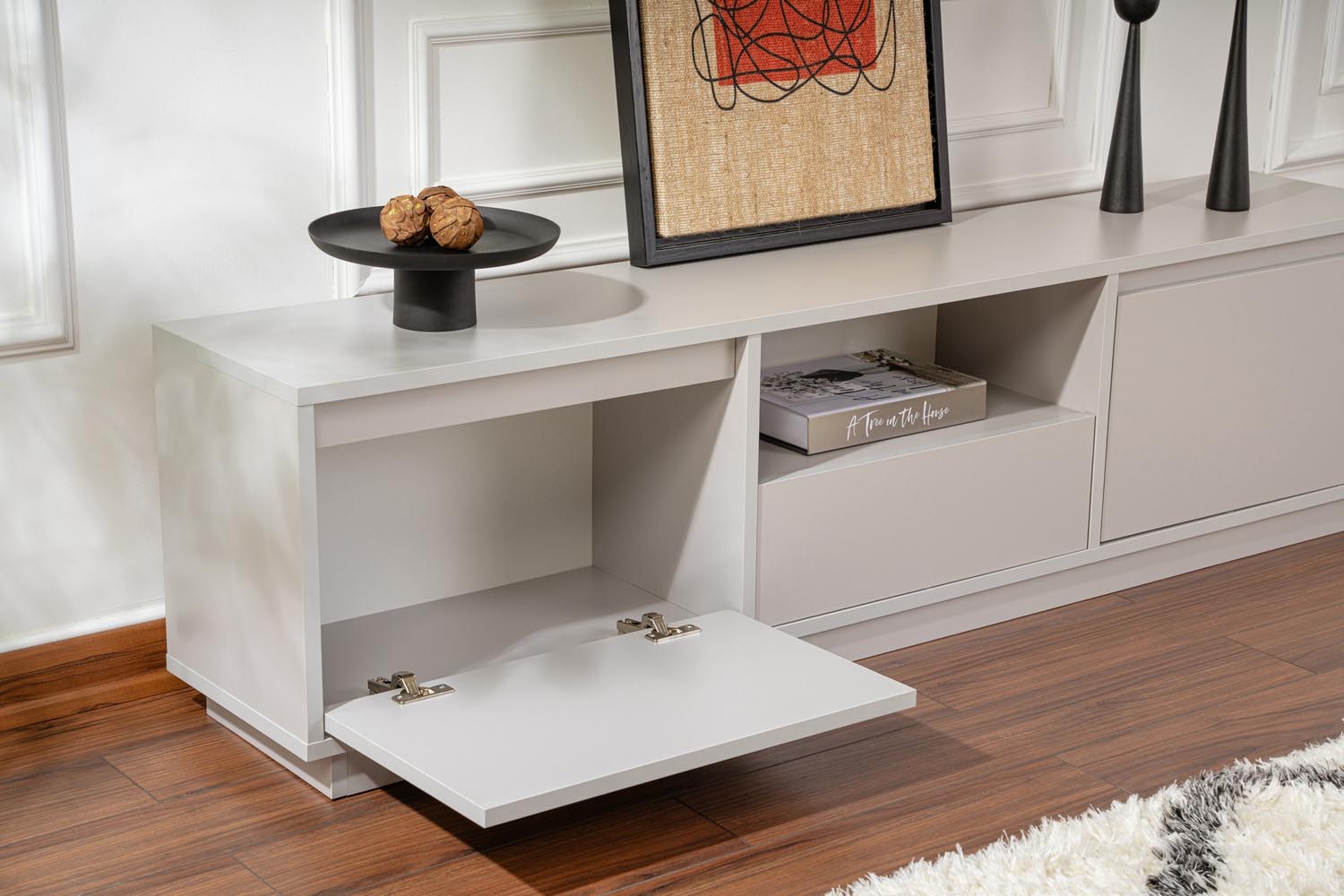 Entdecken Sie das Vanguard Sideboard in Grau von Nordure – stilvolles Design, das Ordnung und Eleganz in Ihr Zuhause bringt.