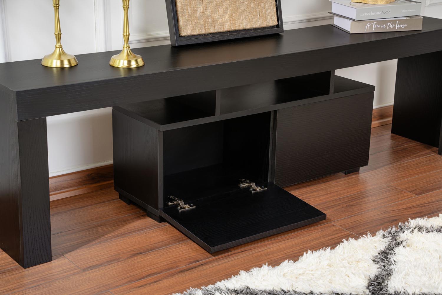 Entdecken Sie das Enclave Sideboard in Holz Schwarz von Nordure – die perfekte Kombination aus modernem Design und praktischer Funktionalität für Ihr Zuhause.