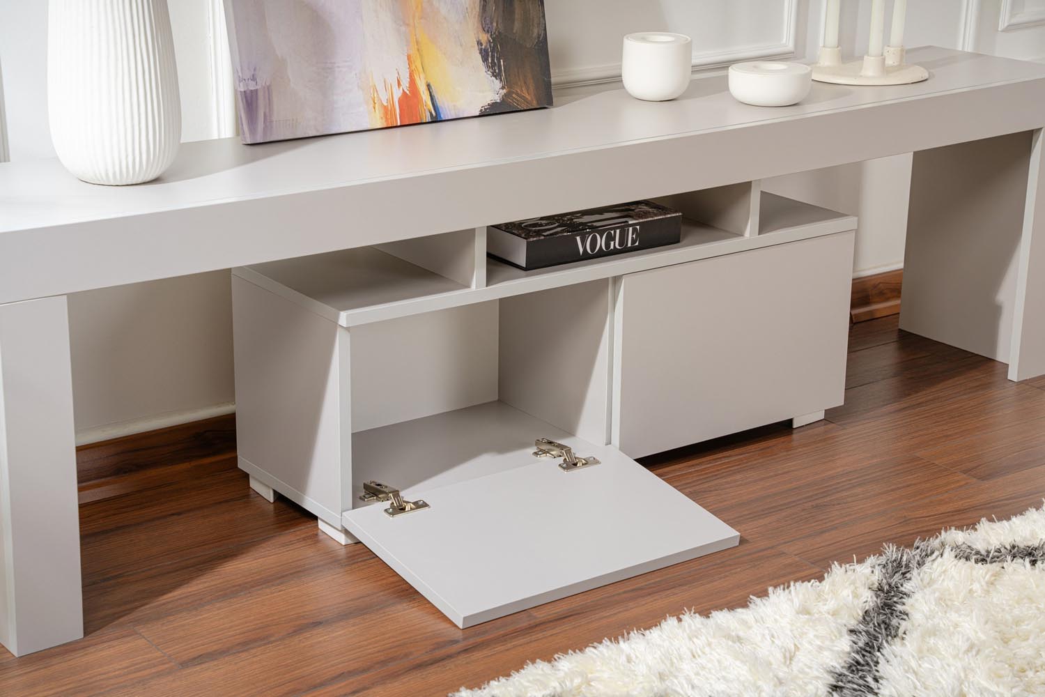 Entdecken Sie das Enclave Sideboard in Grau von Nordure – die perfekte Kombination aus Stil und Funktionalität für Ihr Zuhause!