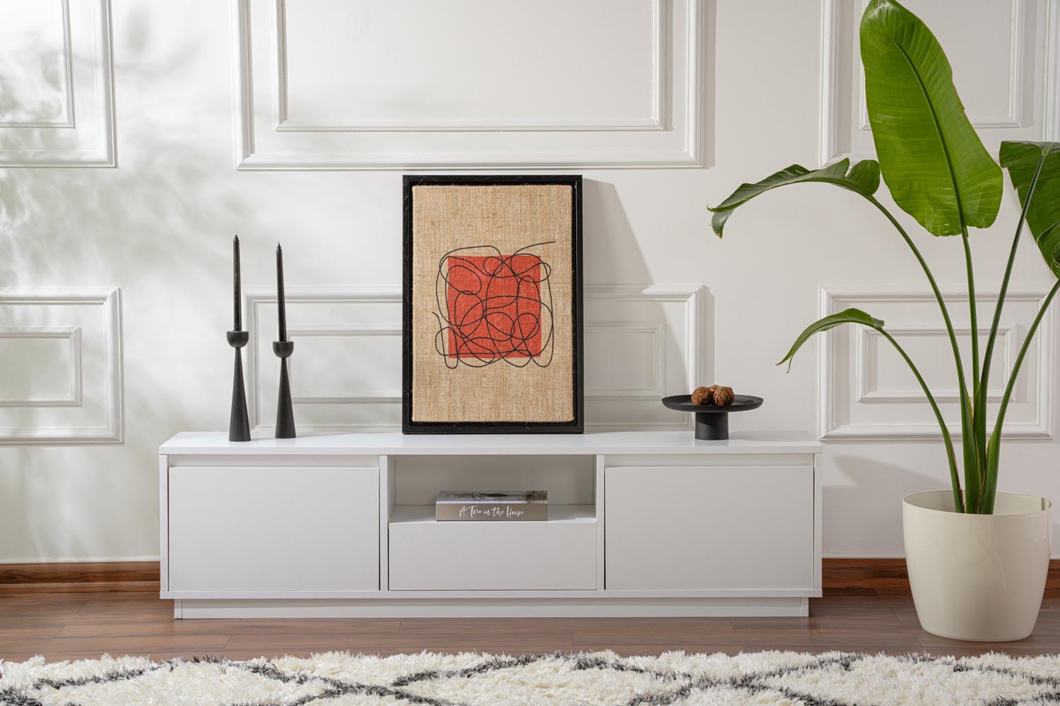 Verleihen Sie Ihrem Wohnzimmer mit dem Vanguard Sideboard in natürlichem Weiß von Nordure einen Hauch von Eleganz – modern, langlebig und funktional.