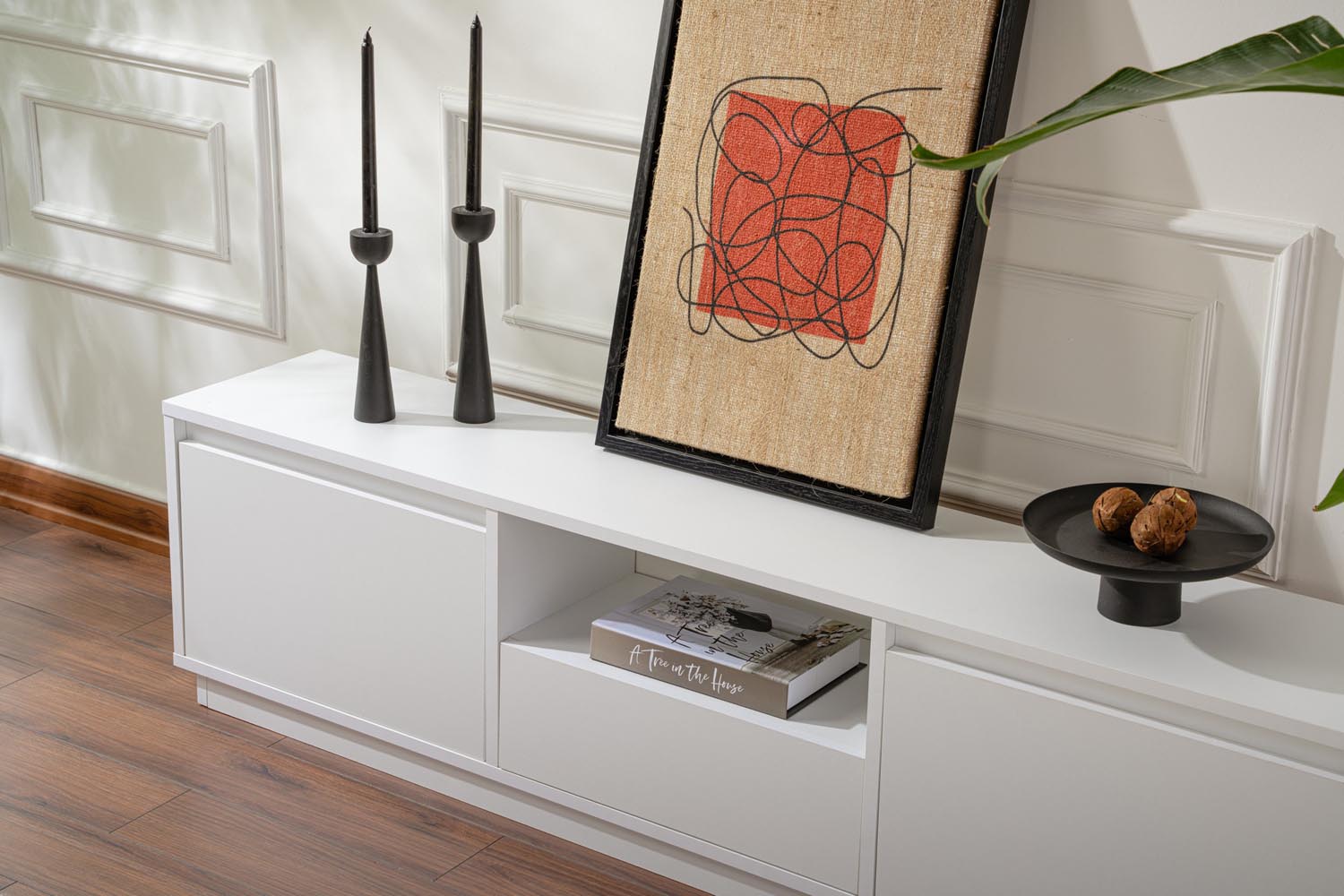 Gestalten Sie Ihr Wohnzimmer mit dem Vanguard Sideboard in natürlichem Weiß von Nordure – modern, langlebig und elegant für jeden Raum.