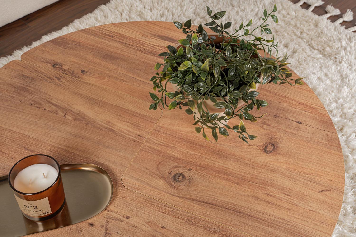 Erleben Sie den Moira Sofatisch aus Atlantischer Kiefer – ein eleganter, langlebiger Tisch, der Ihrem Wohnraum Wärme und Stil verleiht.