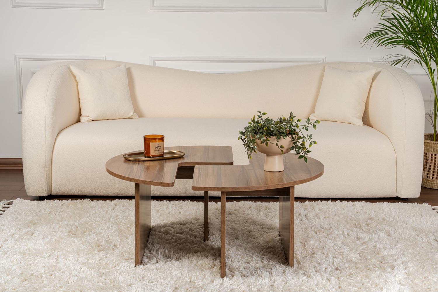 Erleben Sie den Moira Sofatisch in Walnuss von Nordure – ein stilvolles, robustes Design, das jedem Raum Eleganz verleiht.