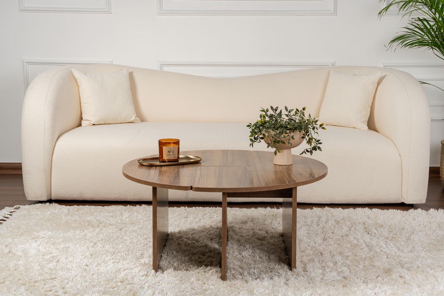 Entdecken Sie den Moira Sofatisch in Walnuss von Nordure – ein stilvolles Möbelstück, das Raffinesse und praktische Nutzung in Ihr Wohnzimmer bringt.