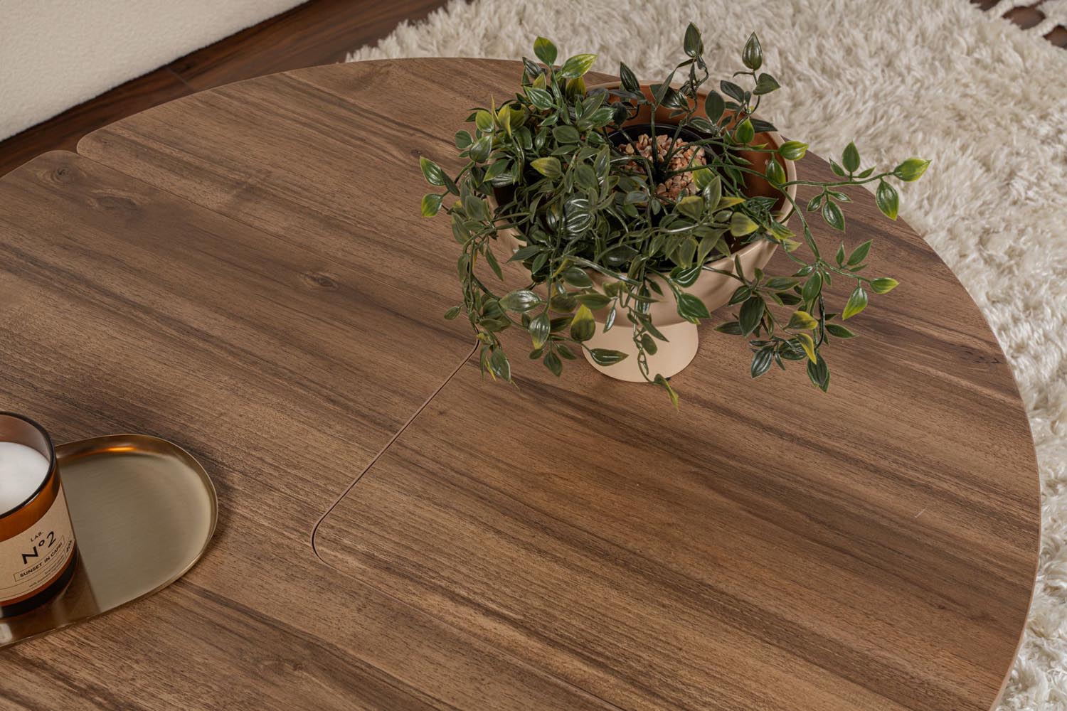 Verleihen Sie Ihrem Wohnraum mit dem Moira Sofatisch in Walnuss von Nordure einen Hauch von Eleganz und Funktionalität. Ideal für jedes Zuhause.