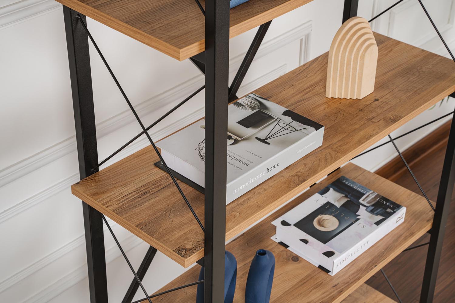 Gestalten Sie Ihr Zuhause mit dem Elysian Bücherregal aus schwarzer Atlantischer Kiefer von Nordure – elegant, funktional und perfekt für jeden Raum.