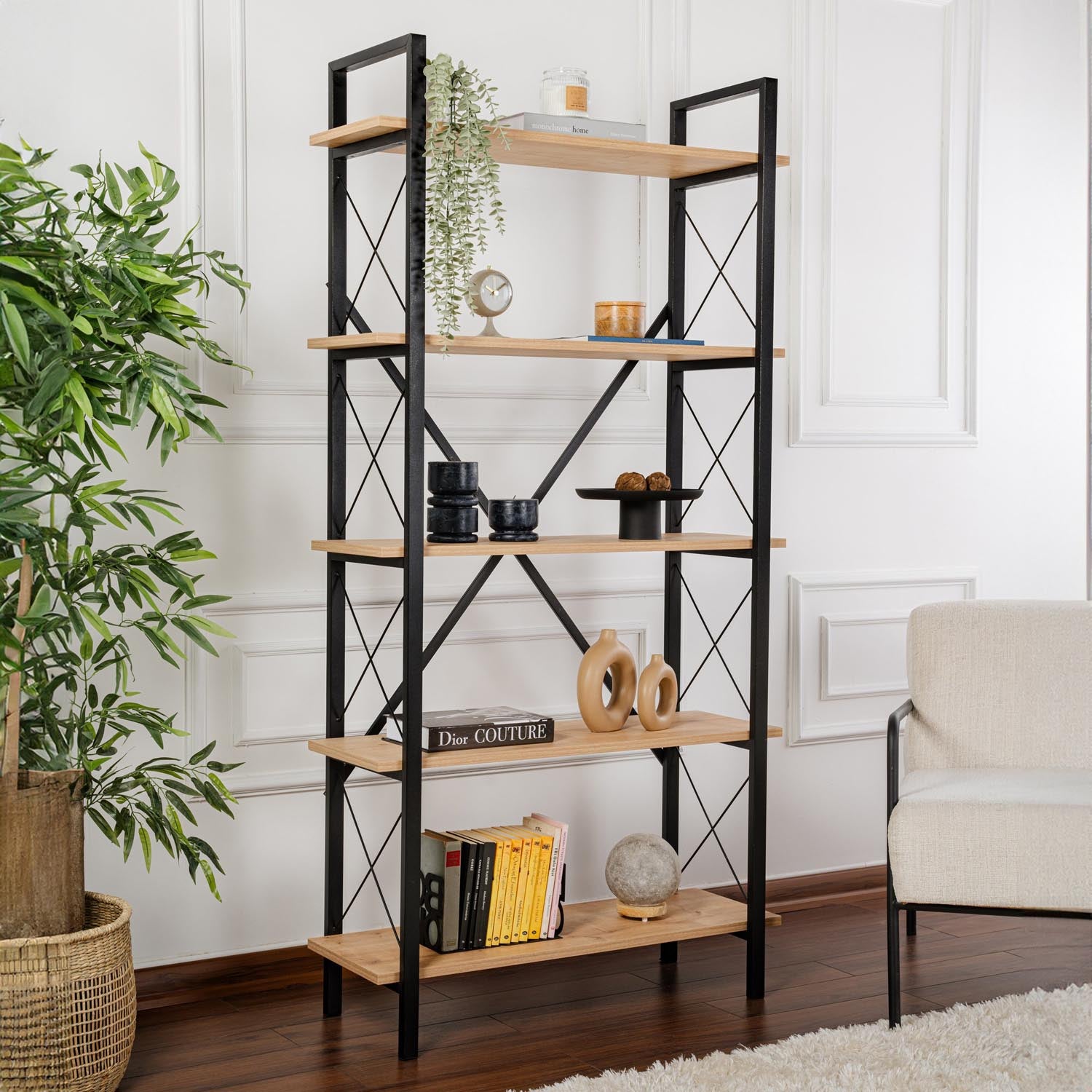 Entdecken Sie das Elysian Bücherregal in Eiche Schwarz von Nordure – ein stilvolles Möbelstück, das Eleganz und Funktionalität vereint.